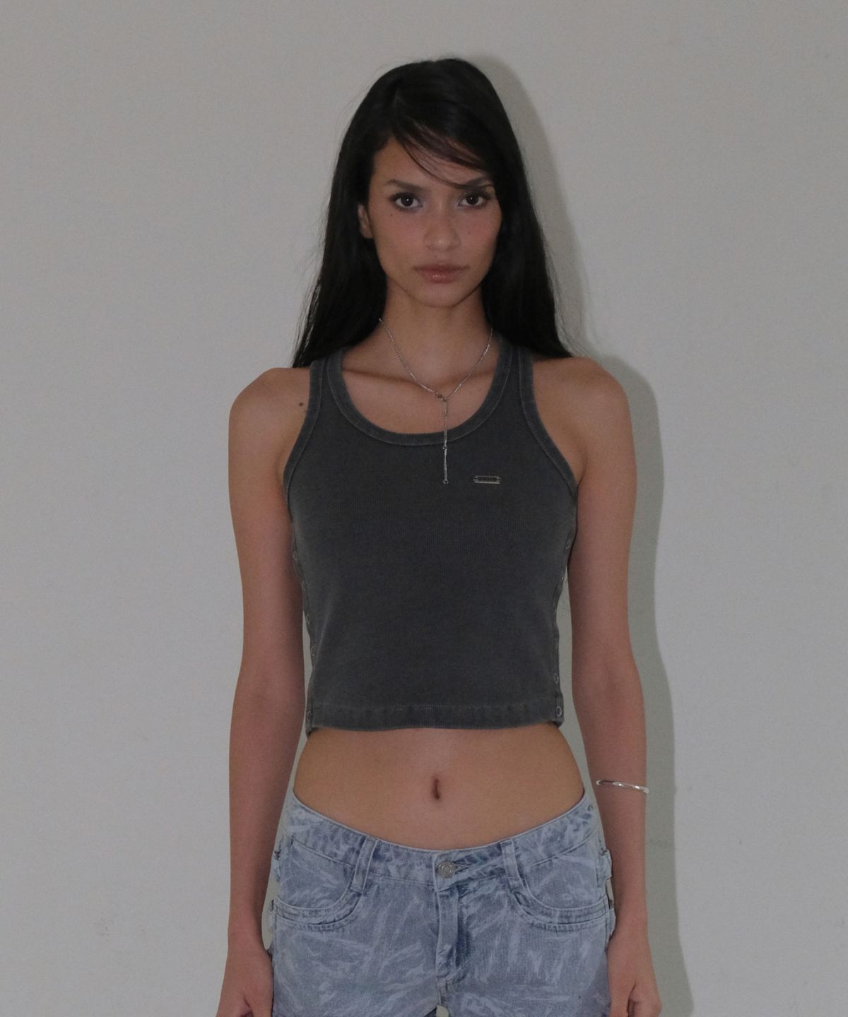 오디너리 홀리데이(ORDINARY HOLIDAY) OPEN SIDE SLEEVELESS T-SHIRT [CHARCOAL]