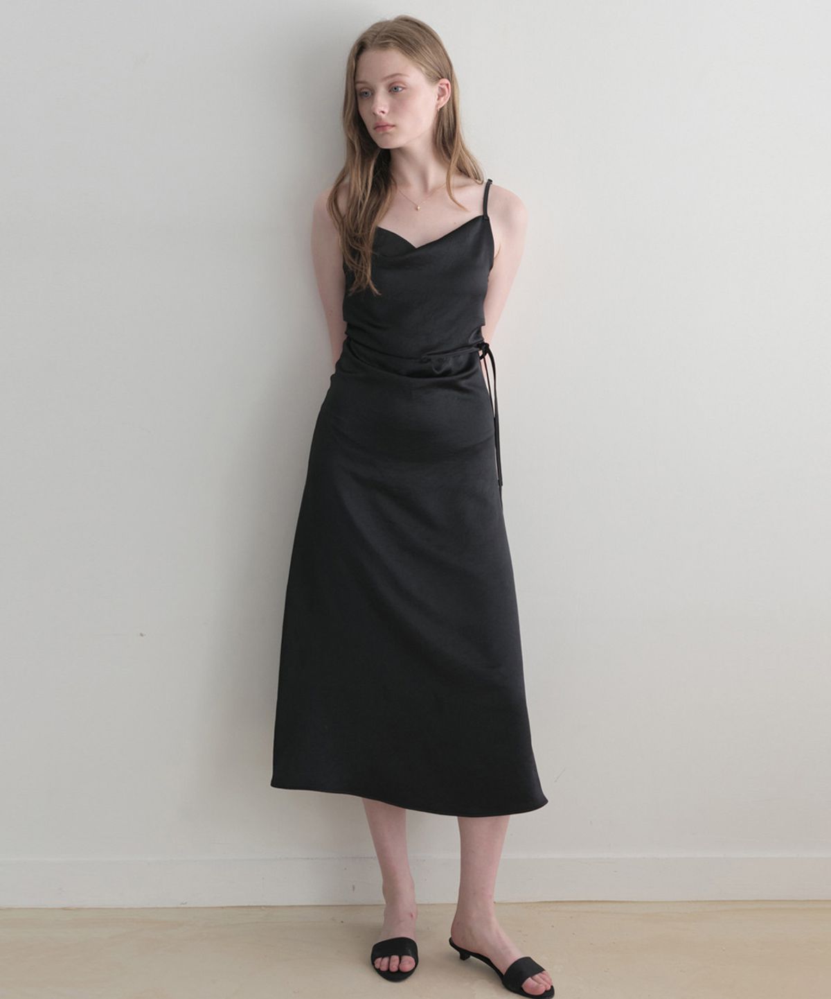 르나브(LENAV) Shirring Satin One-piece (black)