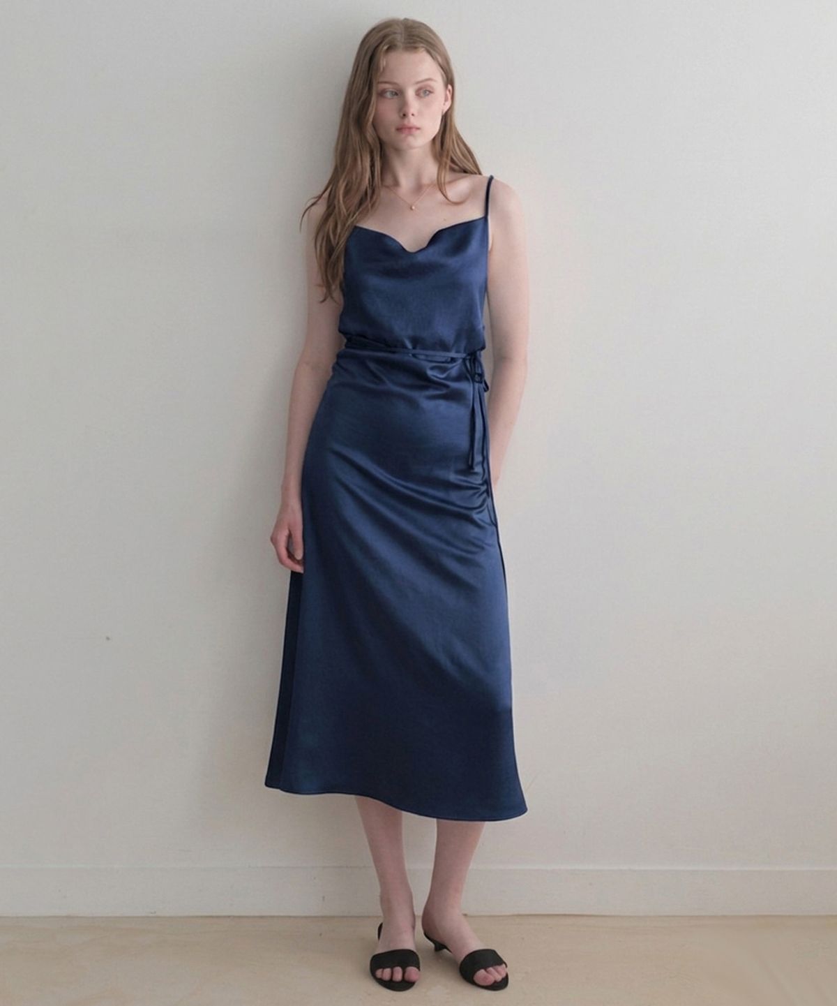 르나브(LENAV) Shirring Satin One-piece (navy)