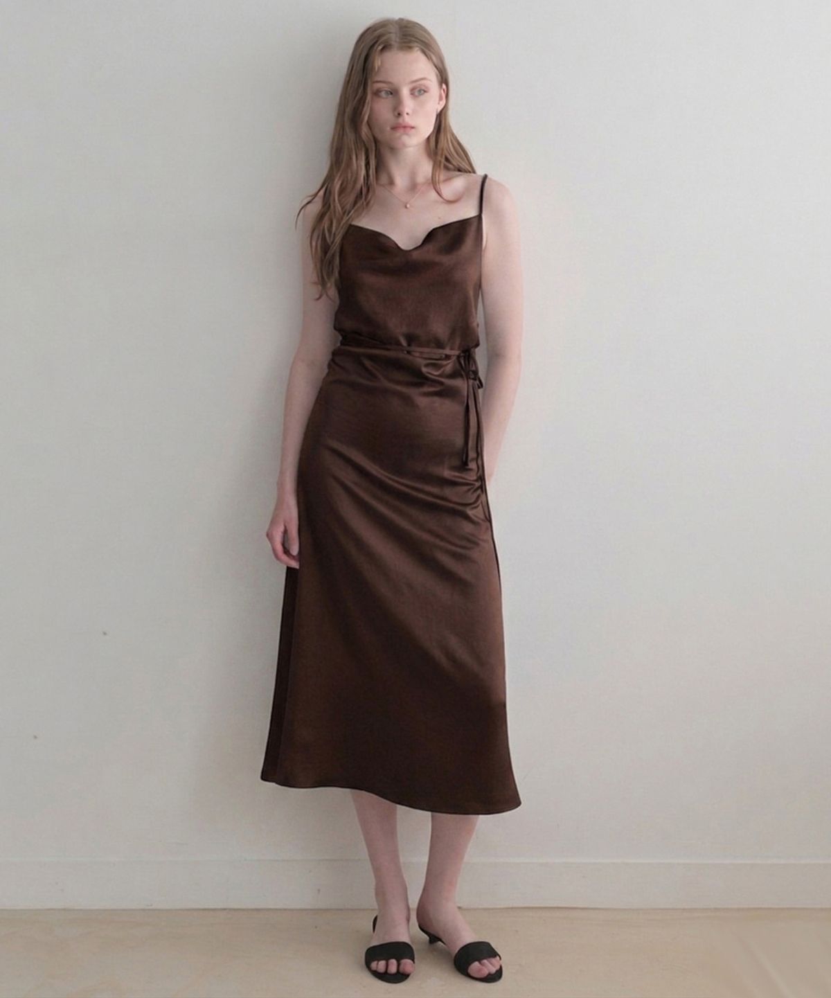 르나브(LENAV) Shirring Satin One-piece (brown)