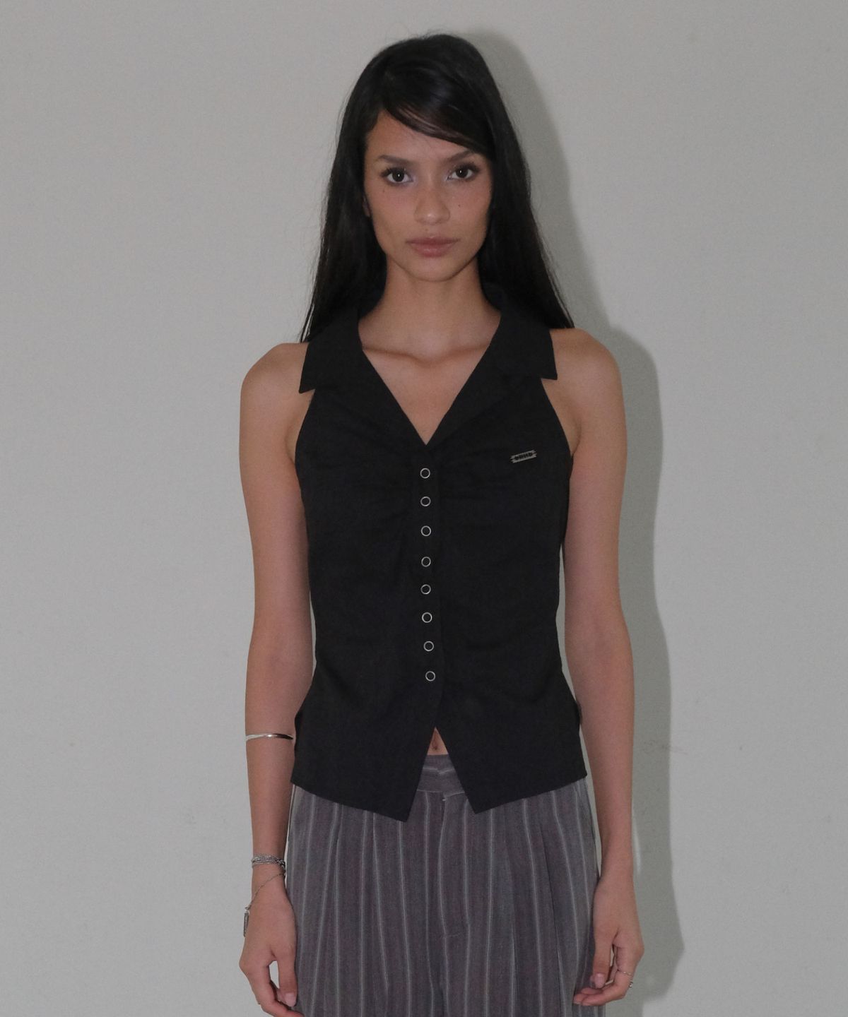 오디너리 홀리데이(ORDINARY HOLIDAY) SHIRRING SLEEVELESS SHIRT [BLACK]