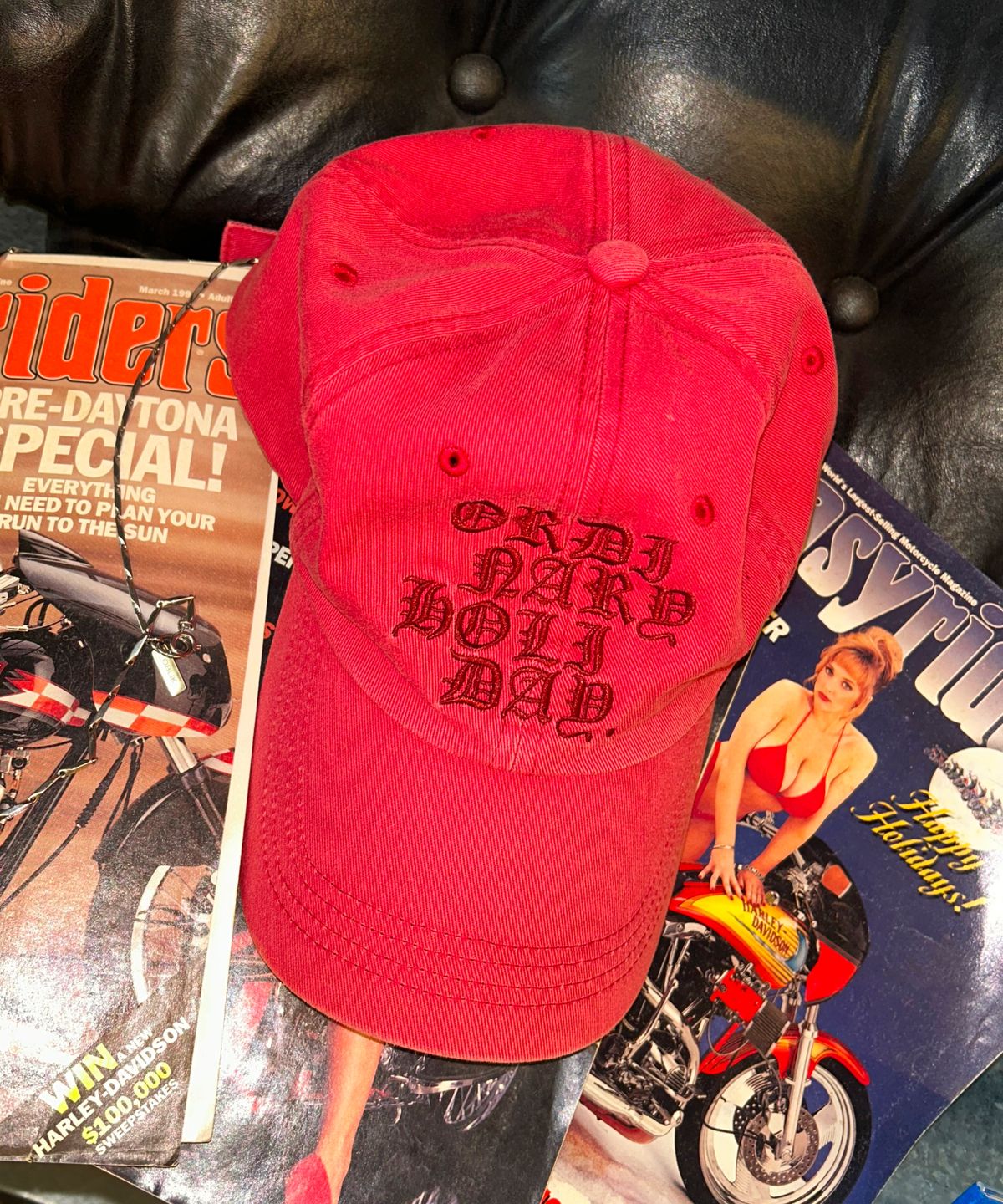 오디너리 홀리데이(ORDINARY HOLIDAY) LOGO BALL CAP [RED]