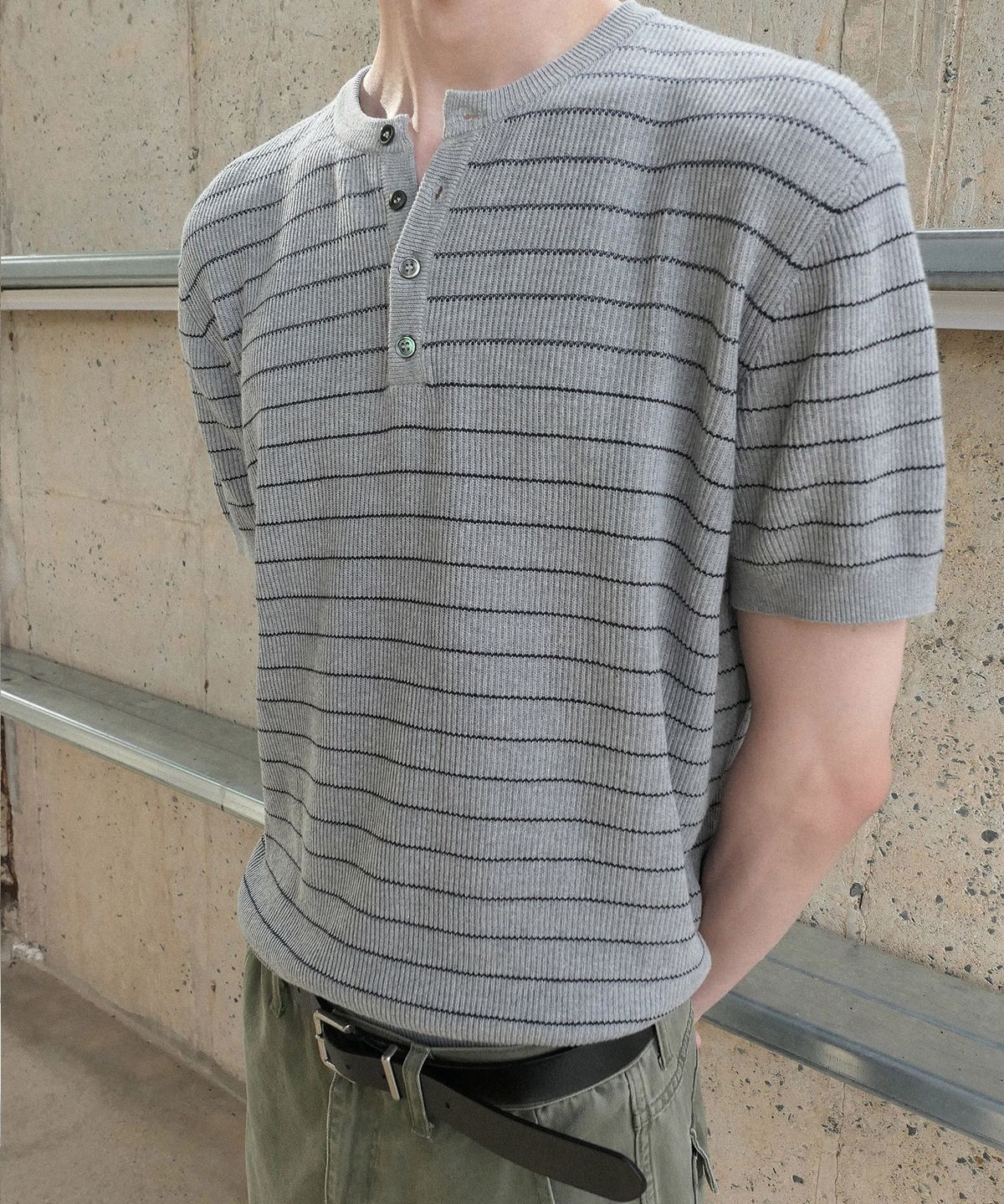 브랜디드(BRANDED) REFINED STRIPE HENLEY HALF KNIT [MELANGE GRAY]