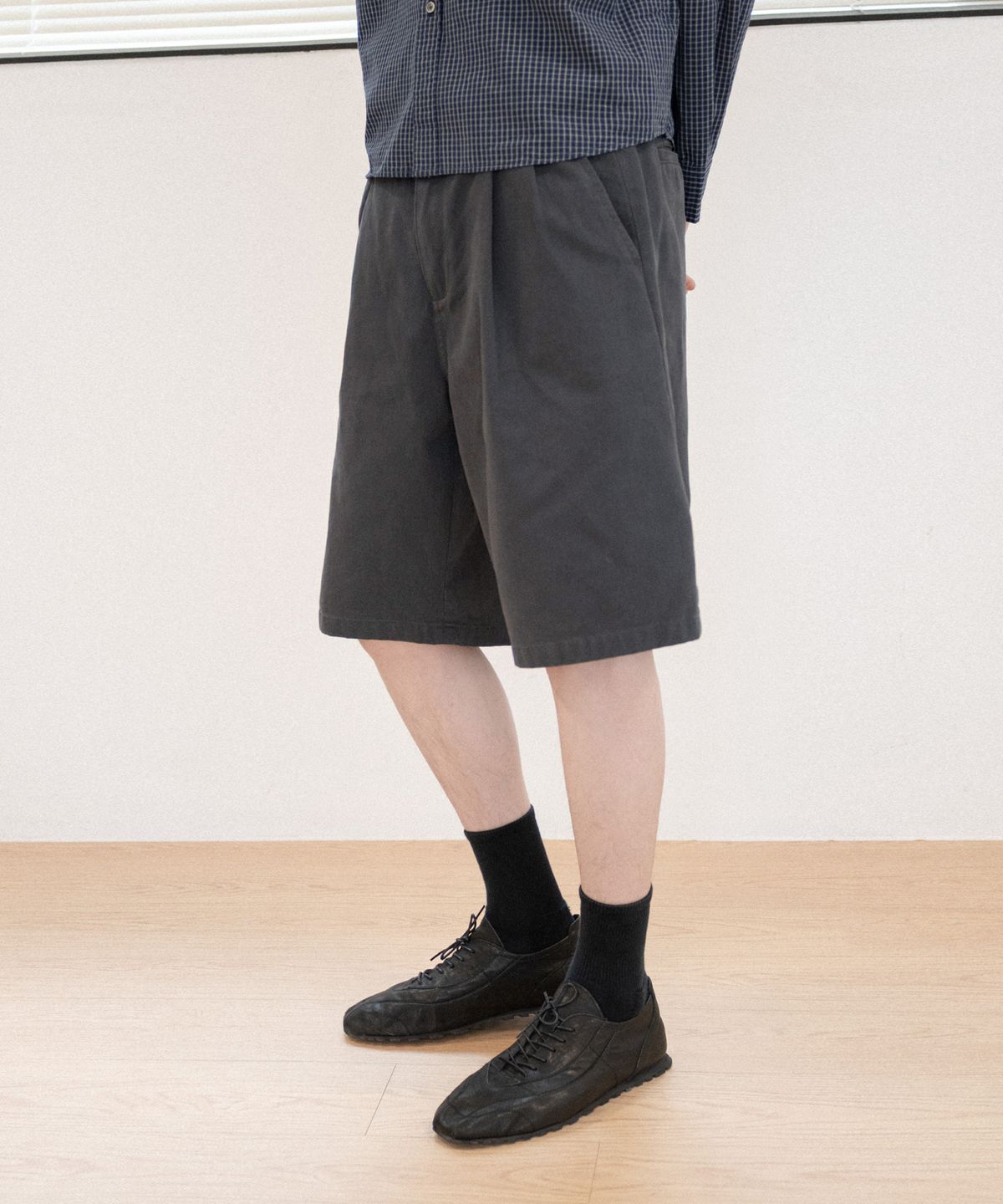 브랜디드(BRANDED) TWO TUCK WIDE CHINO SHORTS [GRAPHITE]