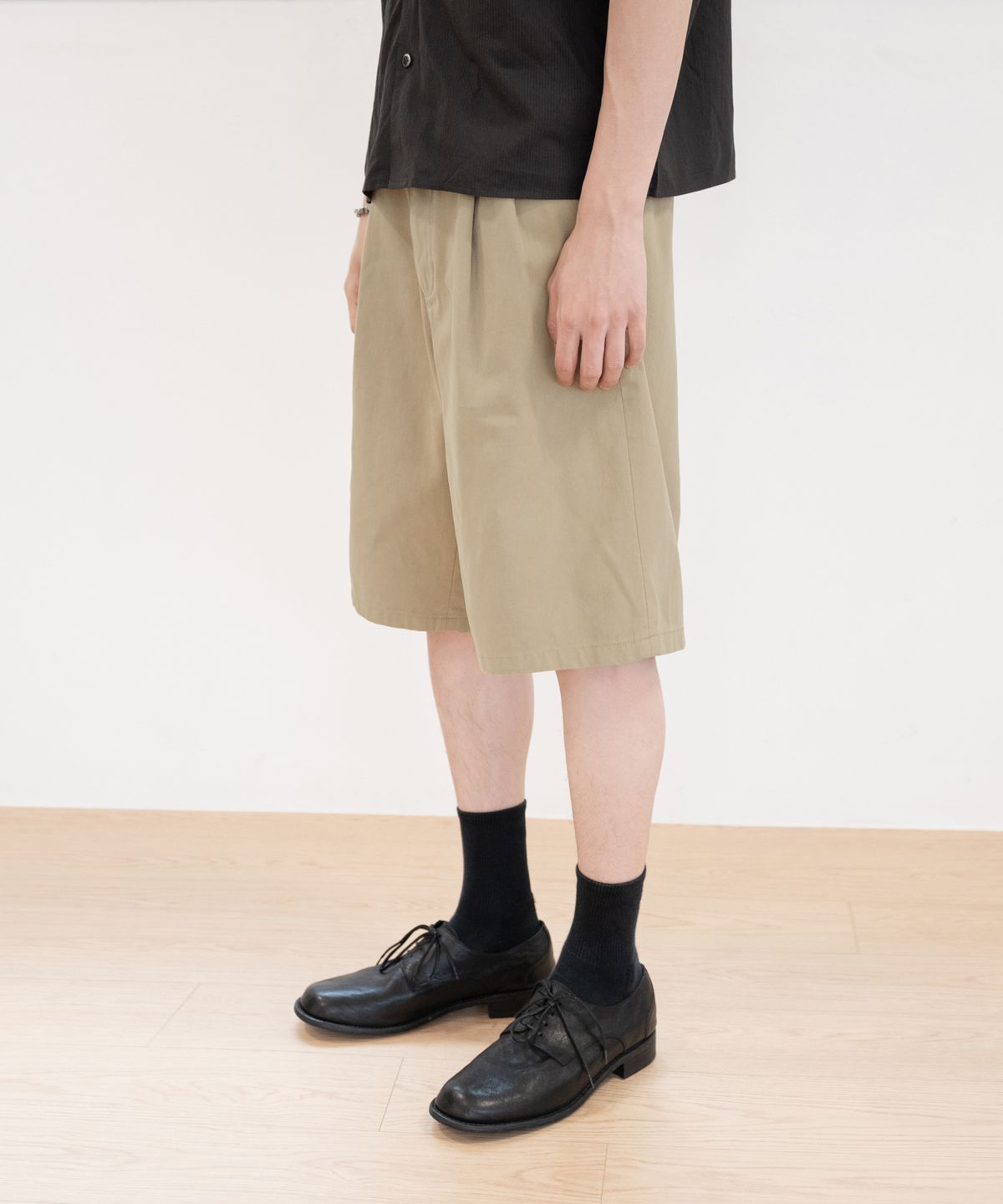 브랜디드(BRANDED) TWO TUCK WIDE CHINO SHORTS [BEIGE]