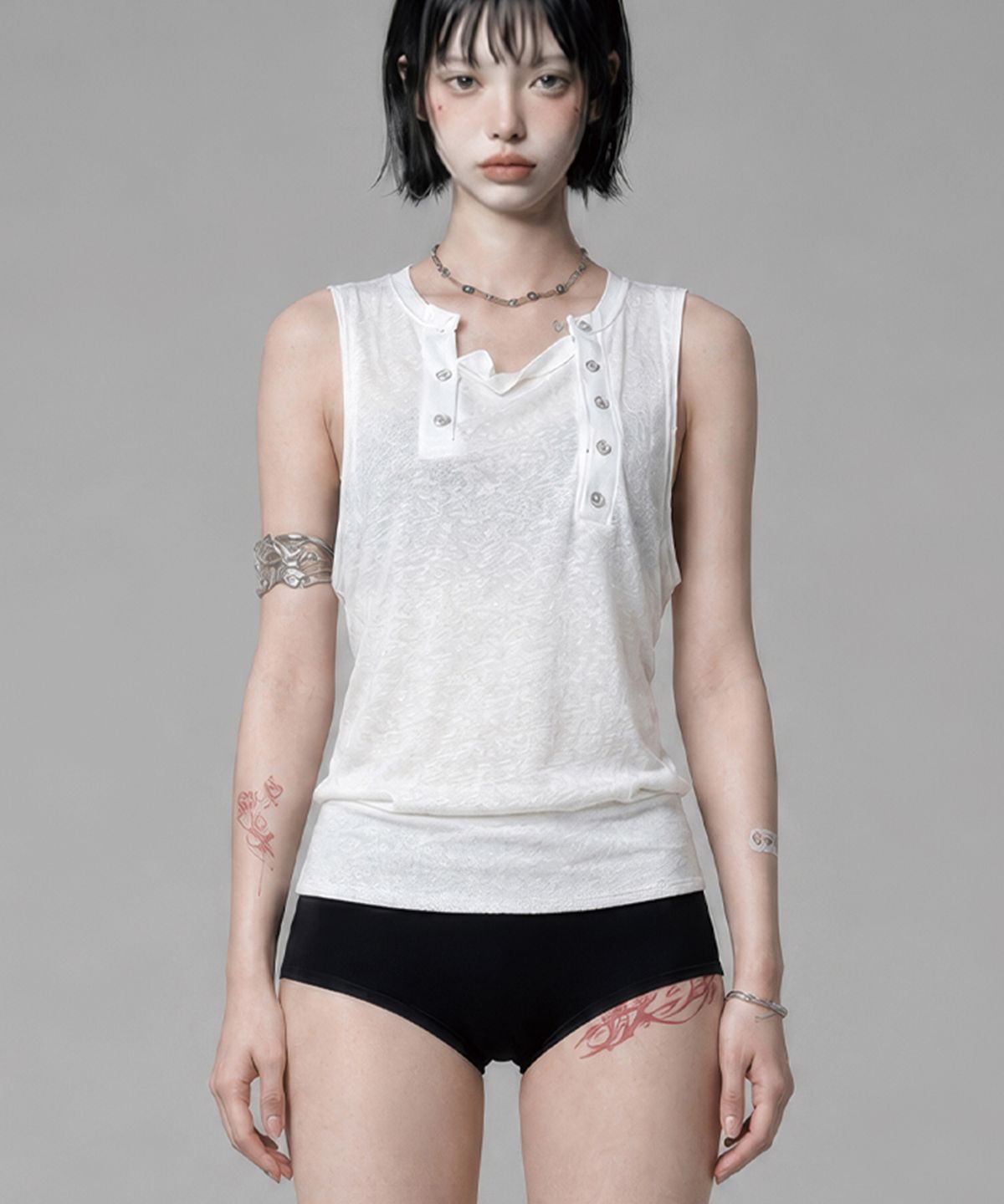 에트오소메(ETRE AU SOMMET) Two-Line Button Short Sleeveless (White)