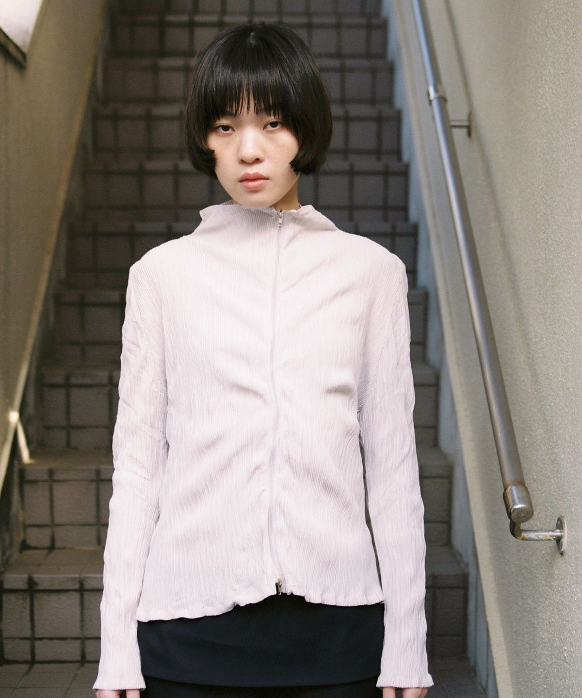 모링가(MORINGA) Pleated High Neck Zip Warm Grey