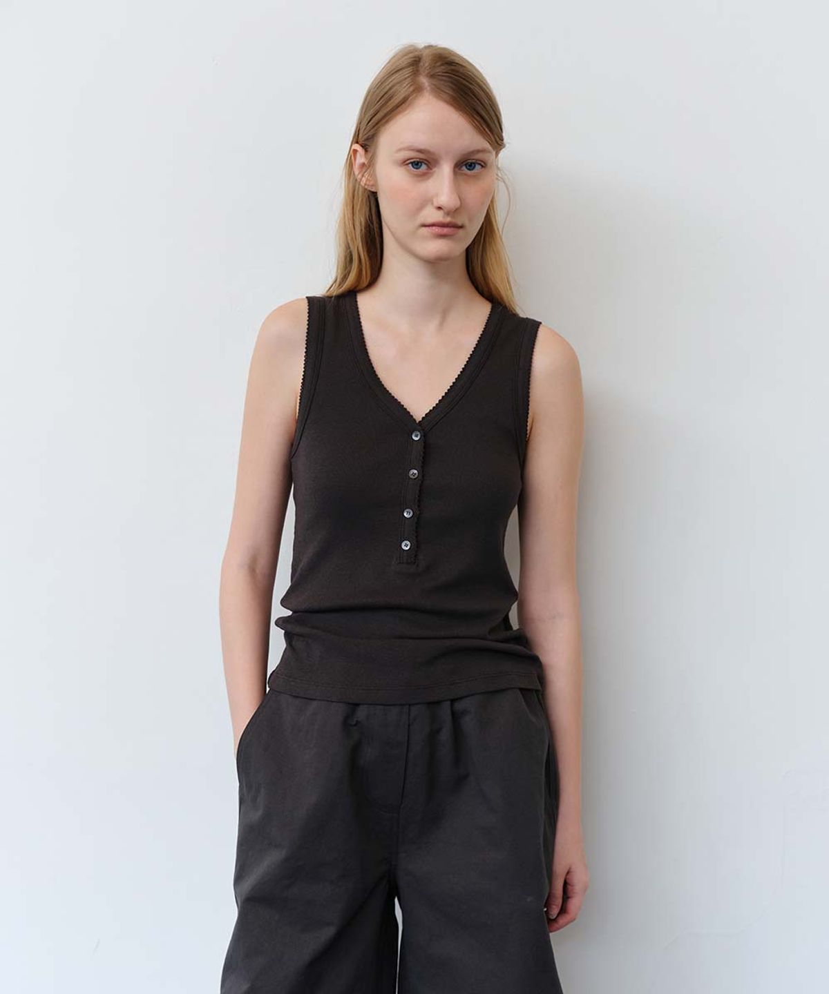 더라이(THERYE) Pincoat Button Sleeveless Top(Charcoal)