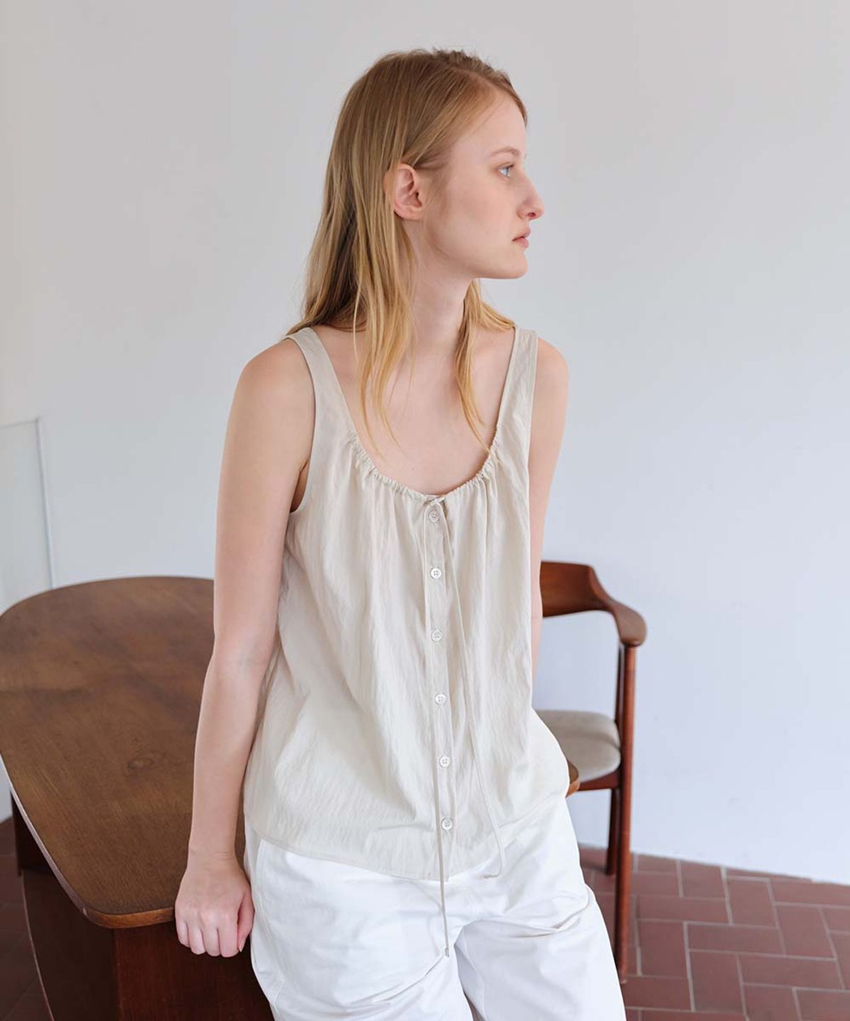 더라이(THERYE) String Detail Sleeveless Blouse(Beige)