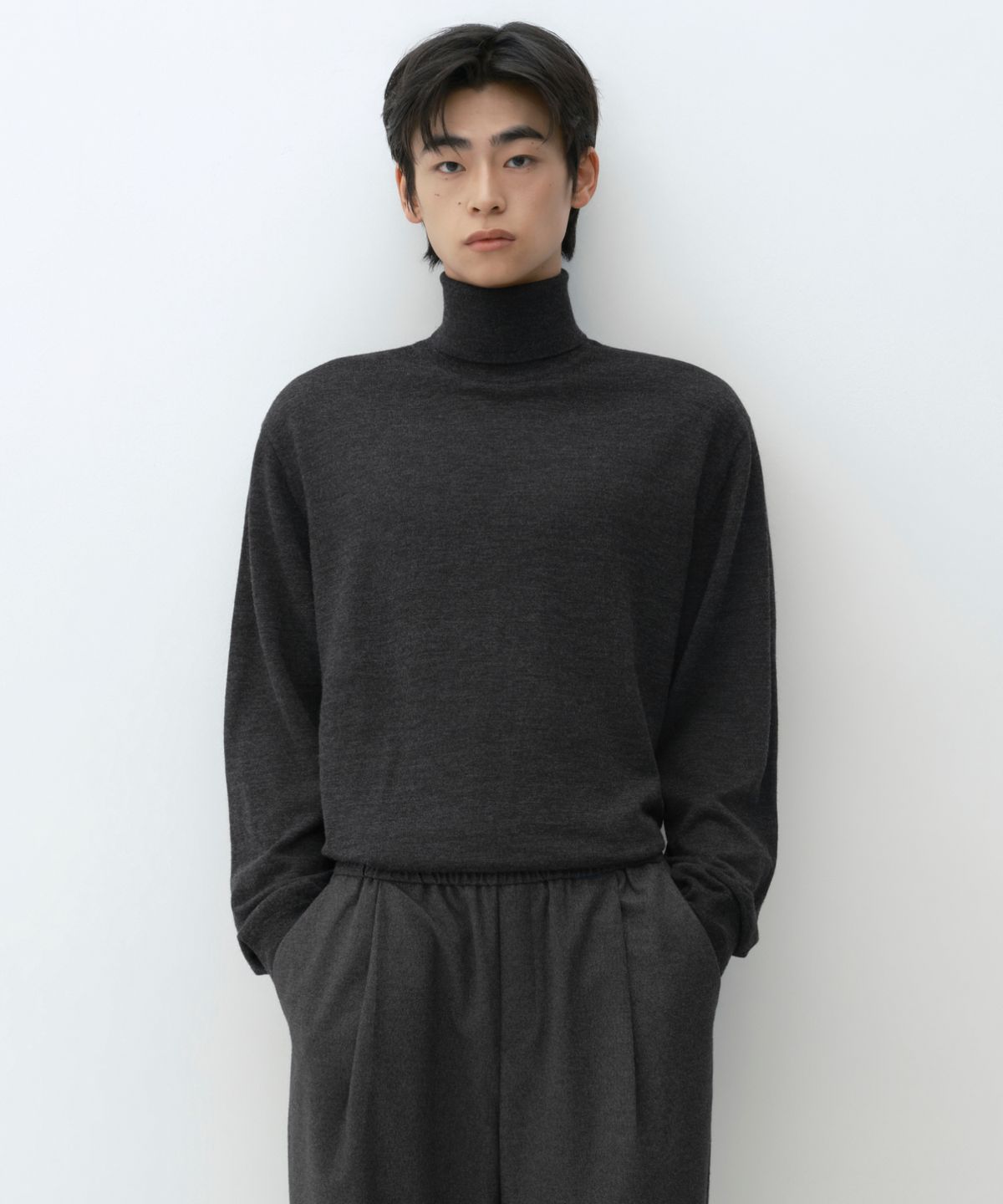 무신사 스탠다드(MUSINSA STANDARD) 메리노 울 파인게이지 터틀 넥 니트 [차콜 그레이]