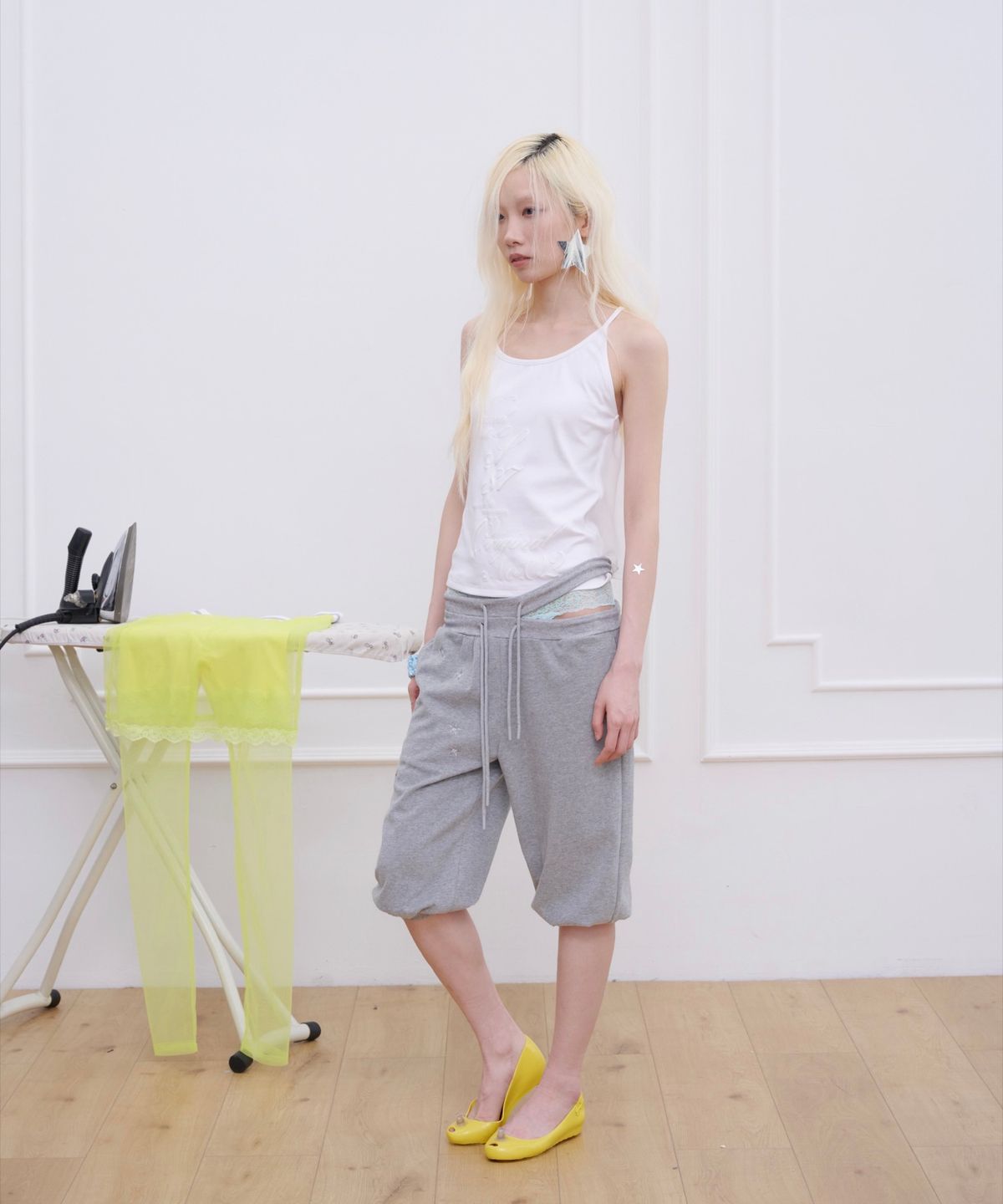 소르베룸(SORVETROOM) Embossed Frill Sleeveless