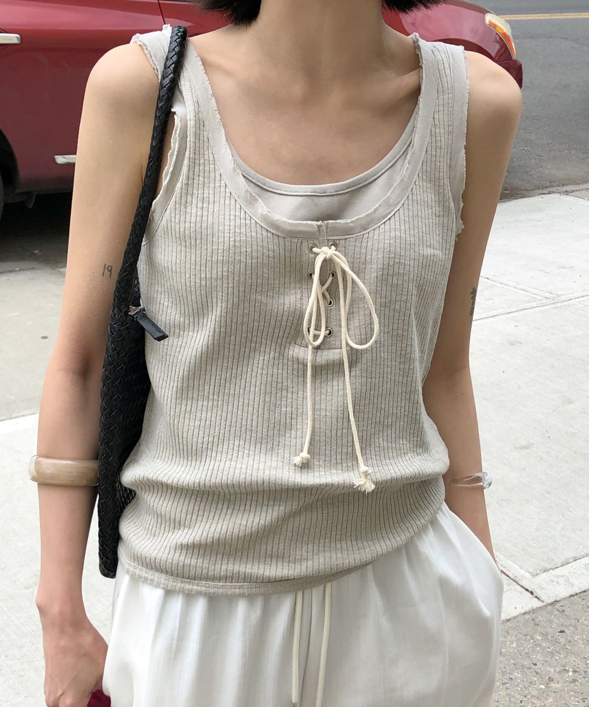 토아베(TOAVE) Lace-Up Ribbed Sleeveless T-Shirt (Beige)
