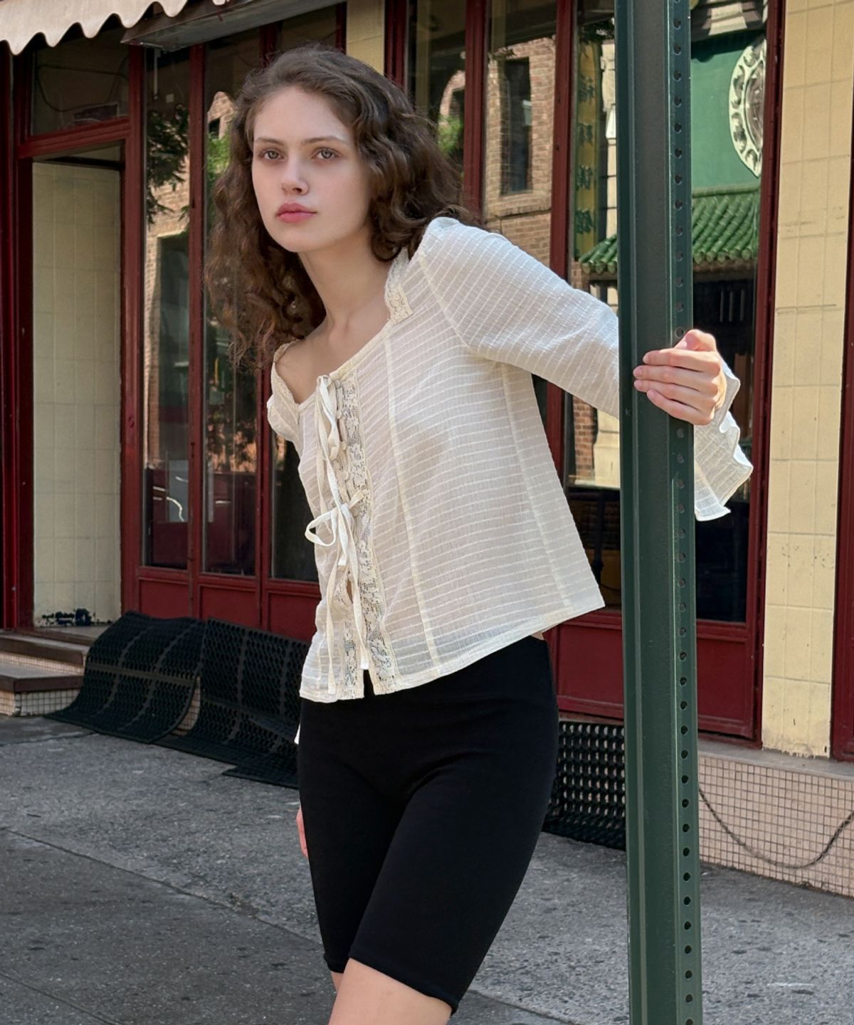 토아베(TOAVE) Antique Square Neck Ruffle Blouse (Cream)