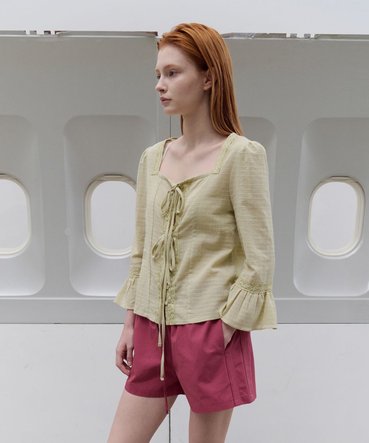 토아베(TOAVE) Antique Square Neck Ruffle Blouse (Mogwa)