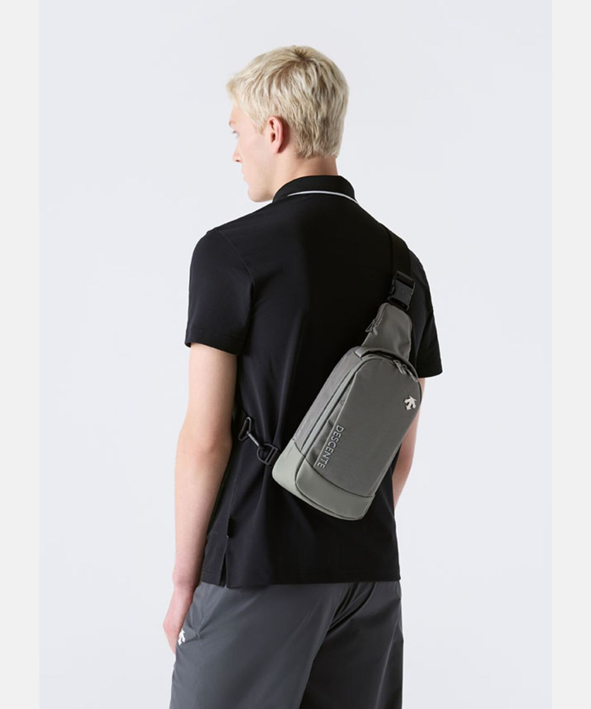 데상트(DESCENTE) 미디움 하디 슬링백 그레이 SR323UBG72