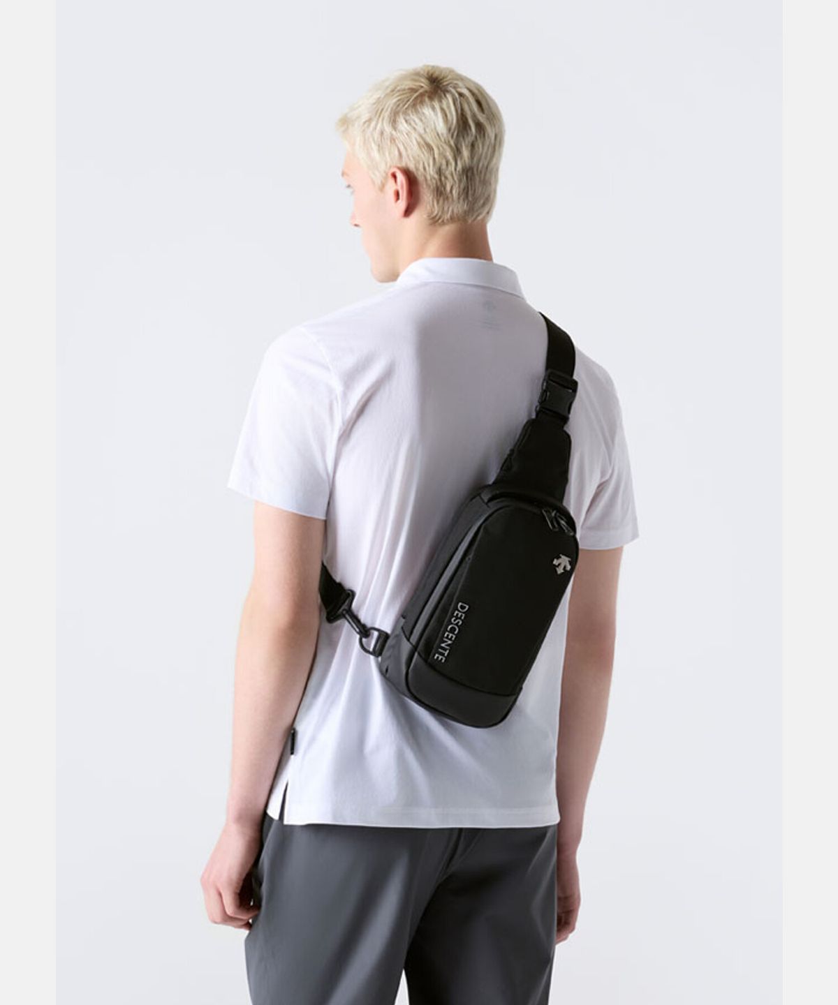 데상트(DESCENTE) 미디움 하디 슬링백 블랙 SR323UBG72