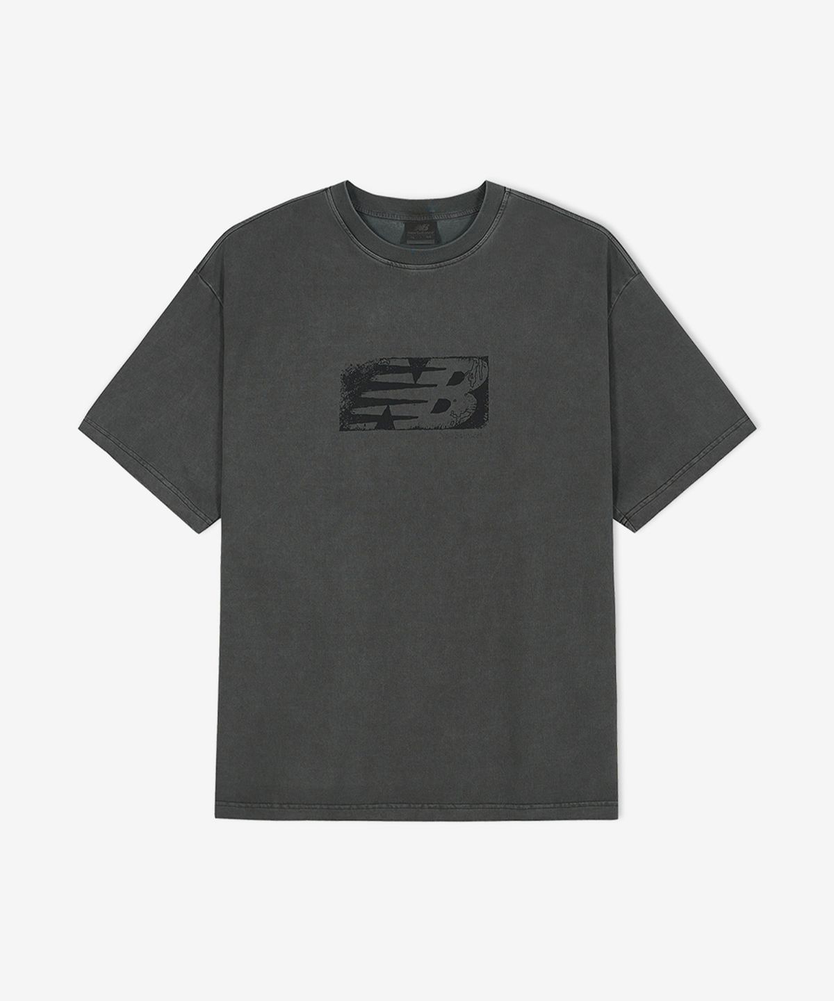 뉴발란스(NEW BALANCE) NBNEGCO219 / UNI Ndurance 스탬프 반팔티 (CHARCOAL)