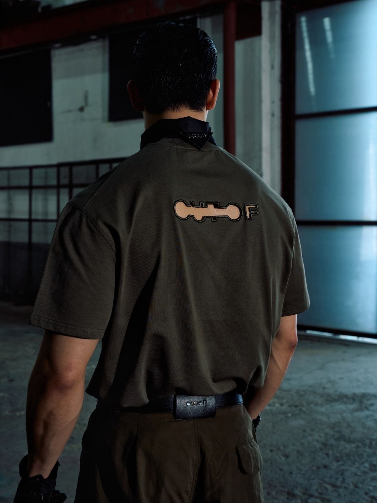 아웃오브(OUTOF) Back Logo Hole T Shirt