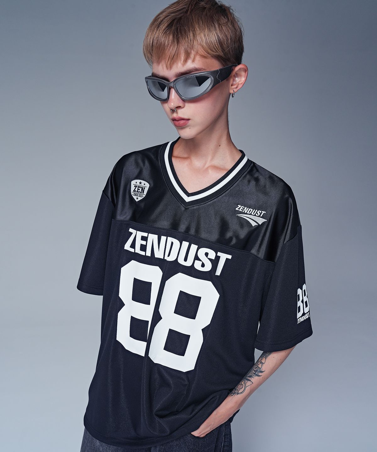 젠더스트(ZENDUST) Chrome Play Football Jersey T-shirt BLACK