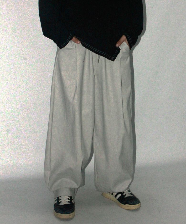 M Grunge washing side one tuck curved wide pants Gray