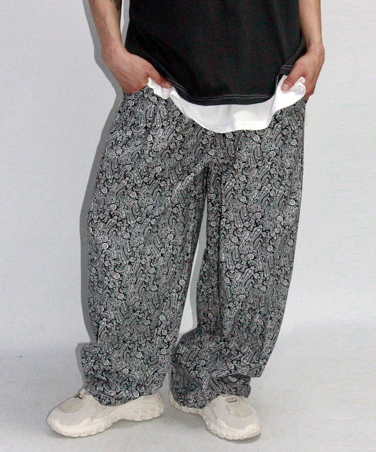 드마크(DEMARC) M Paisley side one tuck curved wide pants Black