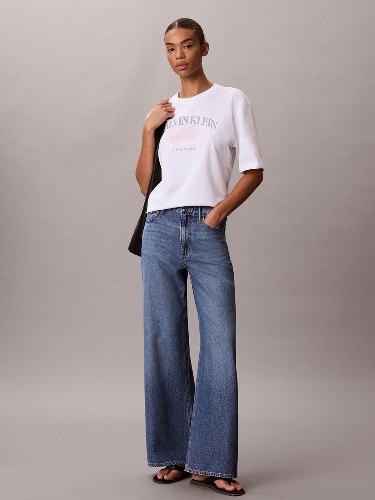 캘빈클라인 진(CALVIN KLEIN JEANS) 여성 로고 그래픽 릴렉스드핏 티 A47G838G YAF