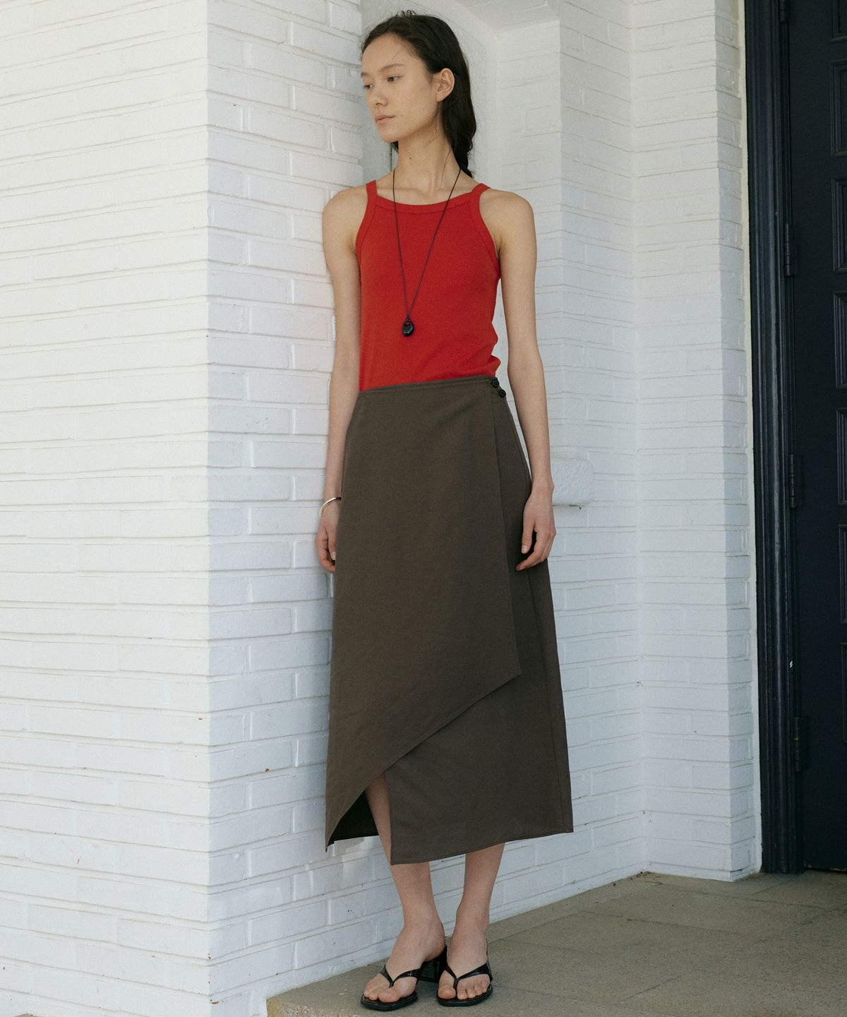 오떼뜨(OCTETTE) LINEN ASYMMETRY WRAP SKIRTS_BROWN