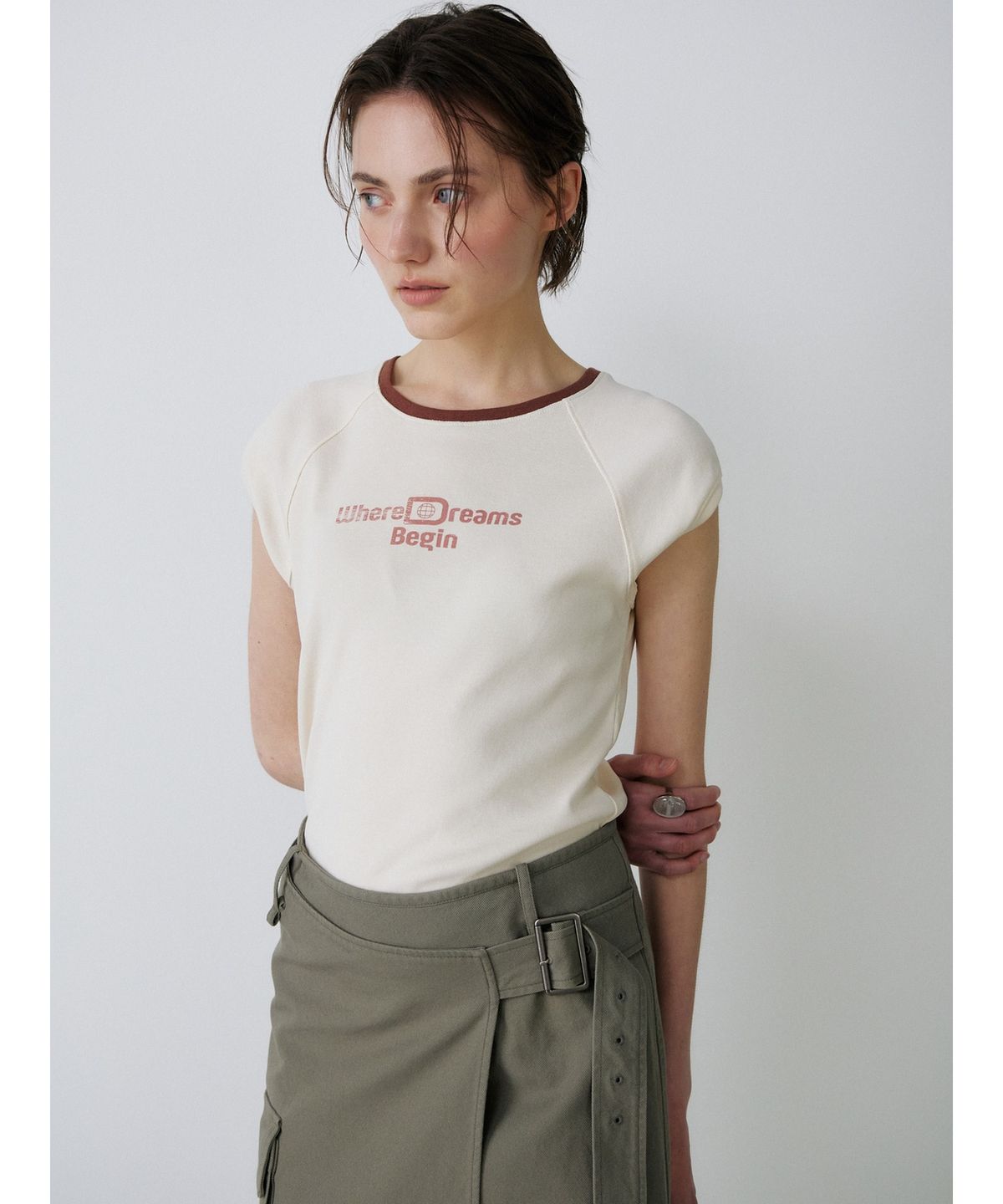 닌닛(NINNIT) Cap sleeve lettering t-shirt (CREAM)
