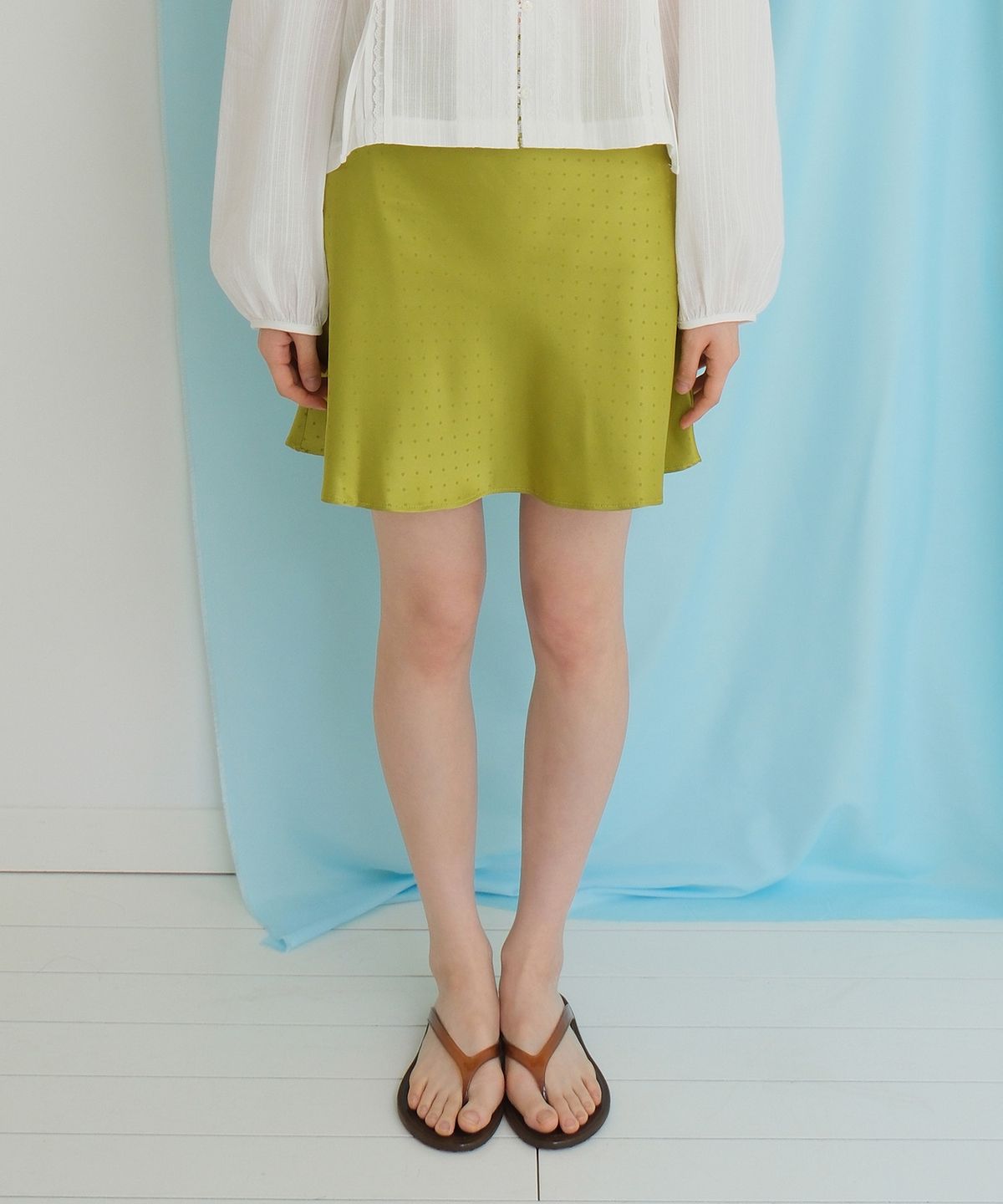 모의(MOUI) Satin dot midi skirt (OLIVE)