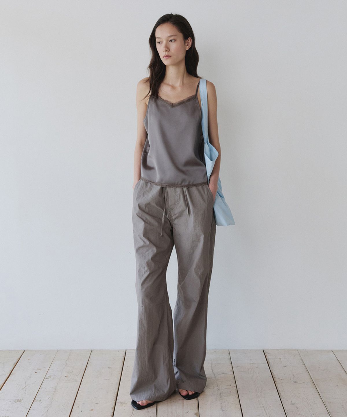 이어닝(YEARNING) LACE SILKY SLEEVELESS, SAND BROWN