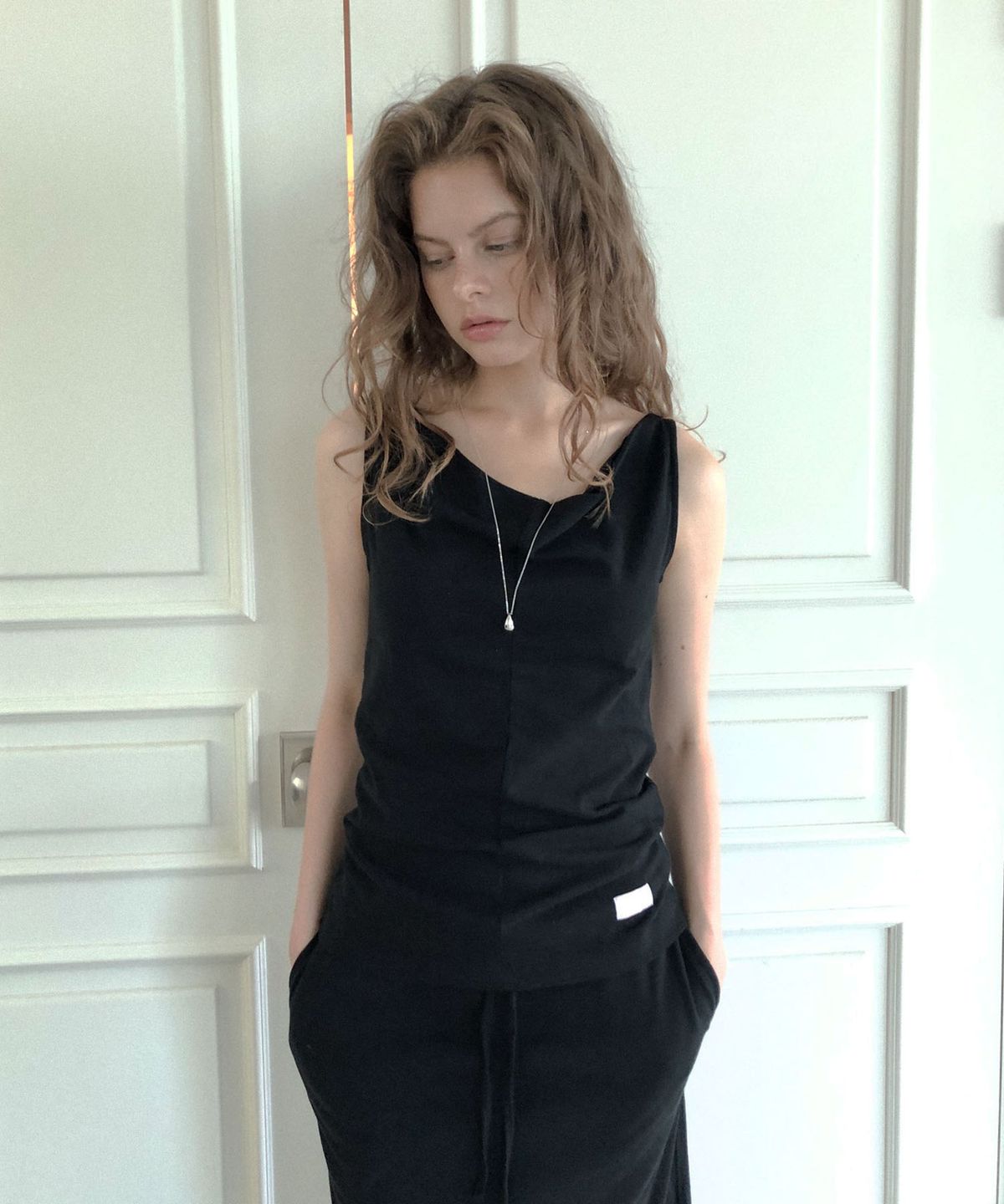 딜라이디(DELIDI) Wave sleeveless blouse (black)