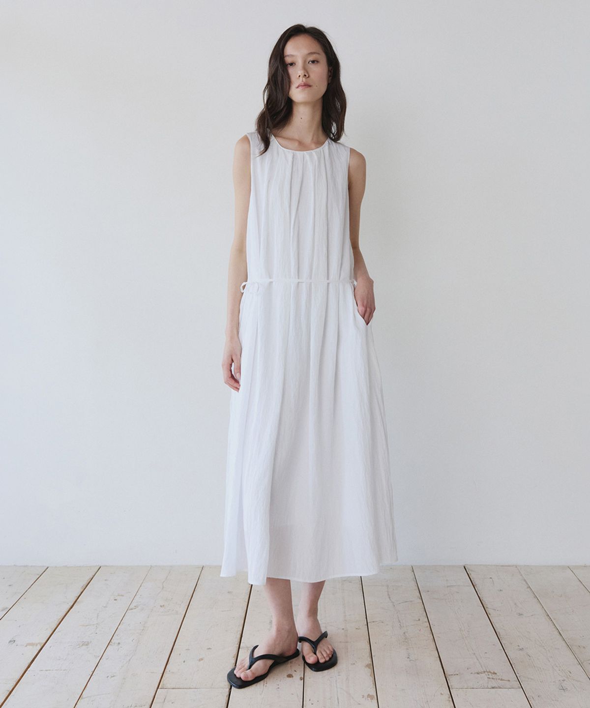 이어닝(YEARNING) SHIRRING LONG SLEEVELESS DRESS, WHITE