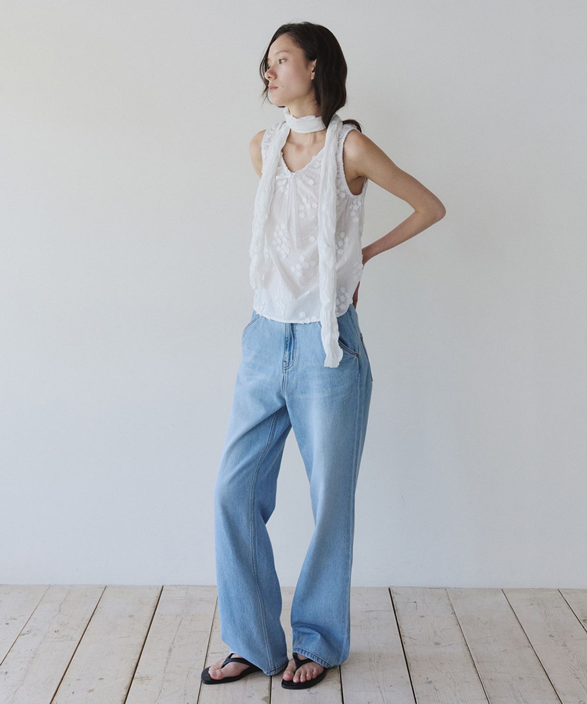 이어닝(YEARNING) FLORAL EMBROIDERED LACE SLEEVELESS, WHITE