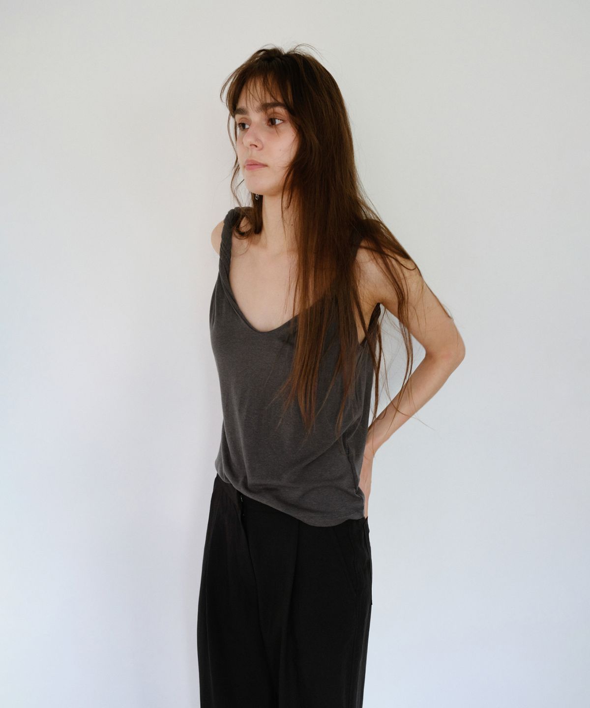 더 릴(THE LILLE) Lune Twist Sleeveless_Charcoal