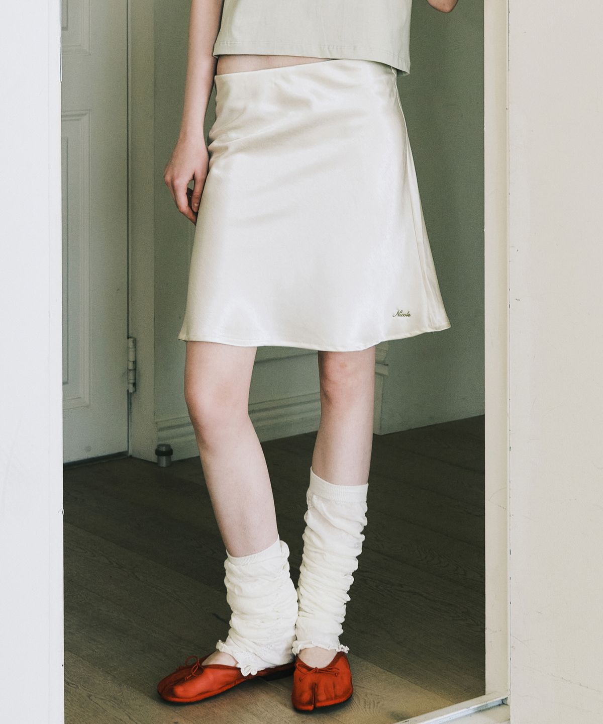 닉앤니콜(NICK&NICOLE) SATIN FLARE MIDI SKIRT_IVORY