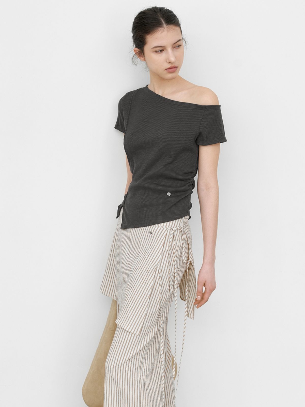 아틀리에 나인(ATELIER NAIN) ONE SHOULDER SHIRRING SLIT SLIM T (T-7265)