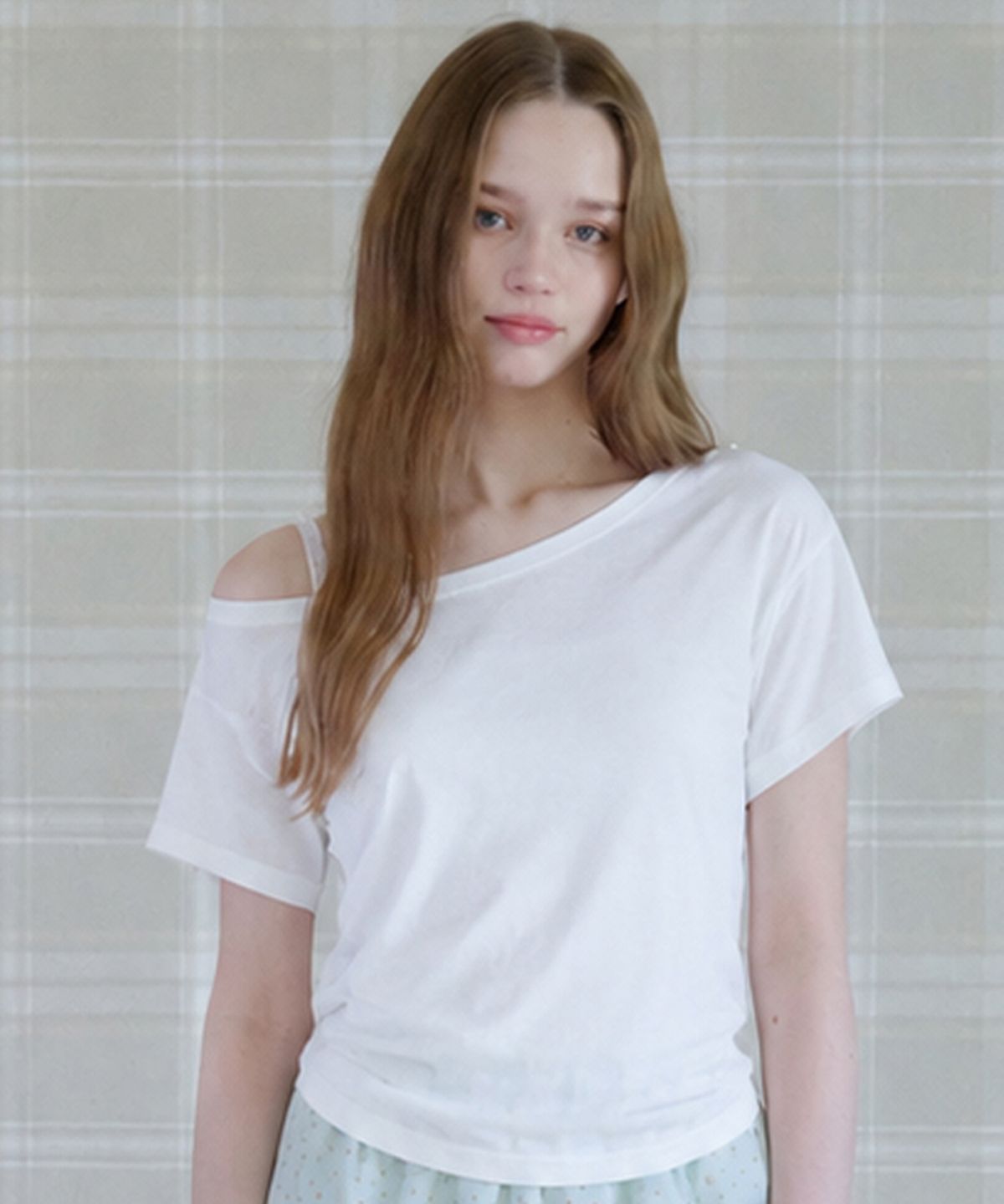 핑크파인애플(PINK PINEAPPLE) BOXY LETTERING OFF-SHOULDER T-SHIRT_WHITE
