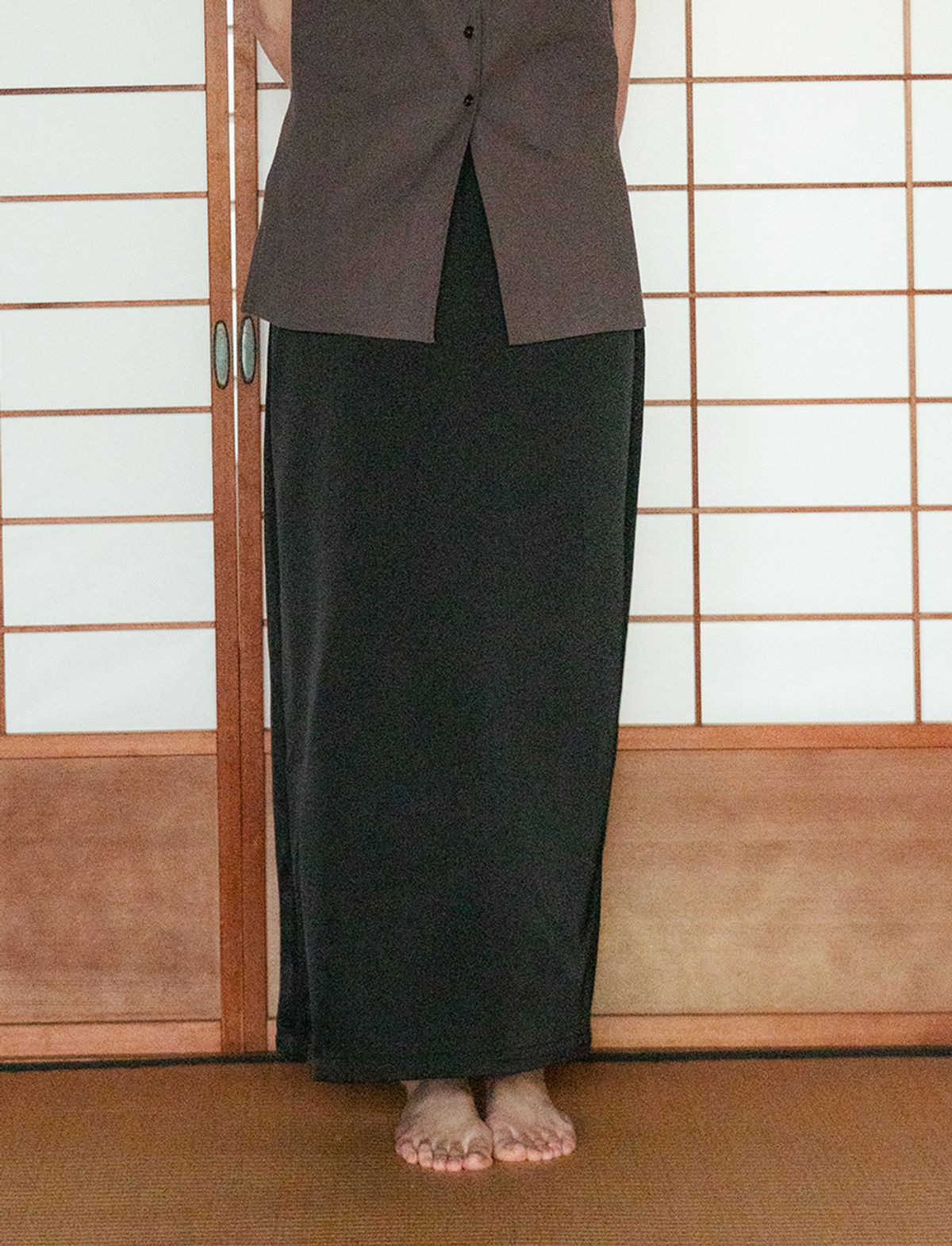 위에버(WEEVER) Nill satin long skirt ver. black
