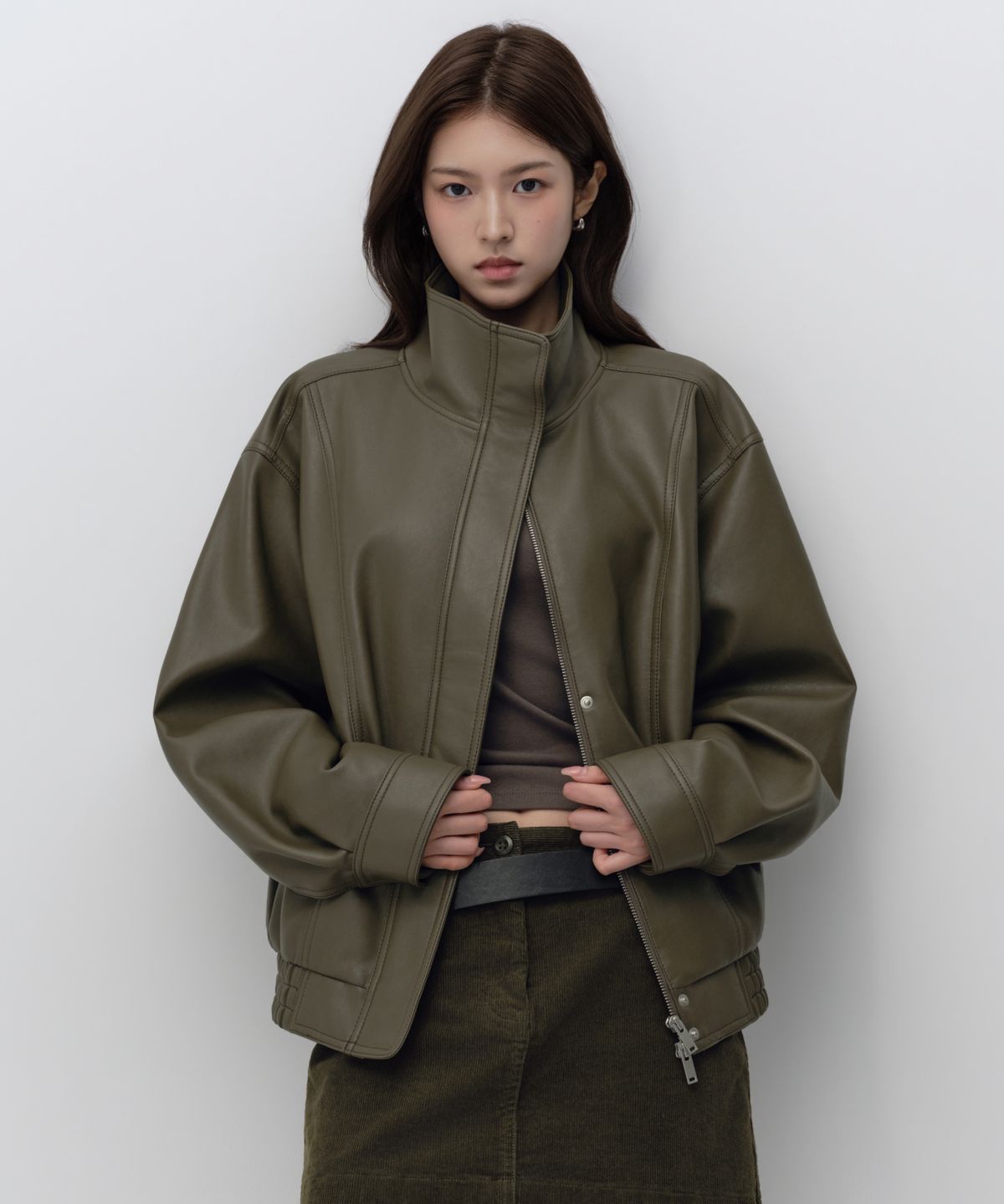 무신사 스탠다드 우먼(MUSINSA STANDARD WOMAN) 우먼즈 신세틱 레더 하이 넥 블루종 재킷 [올리브]