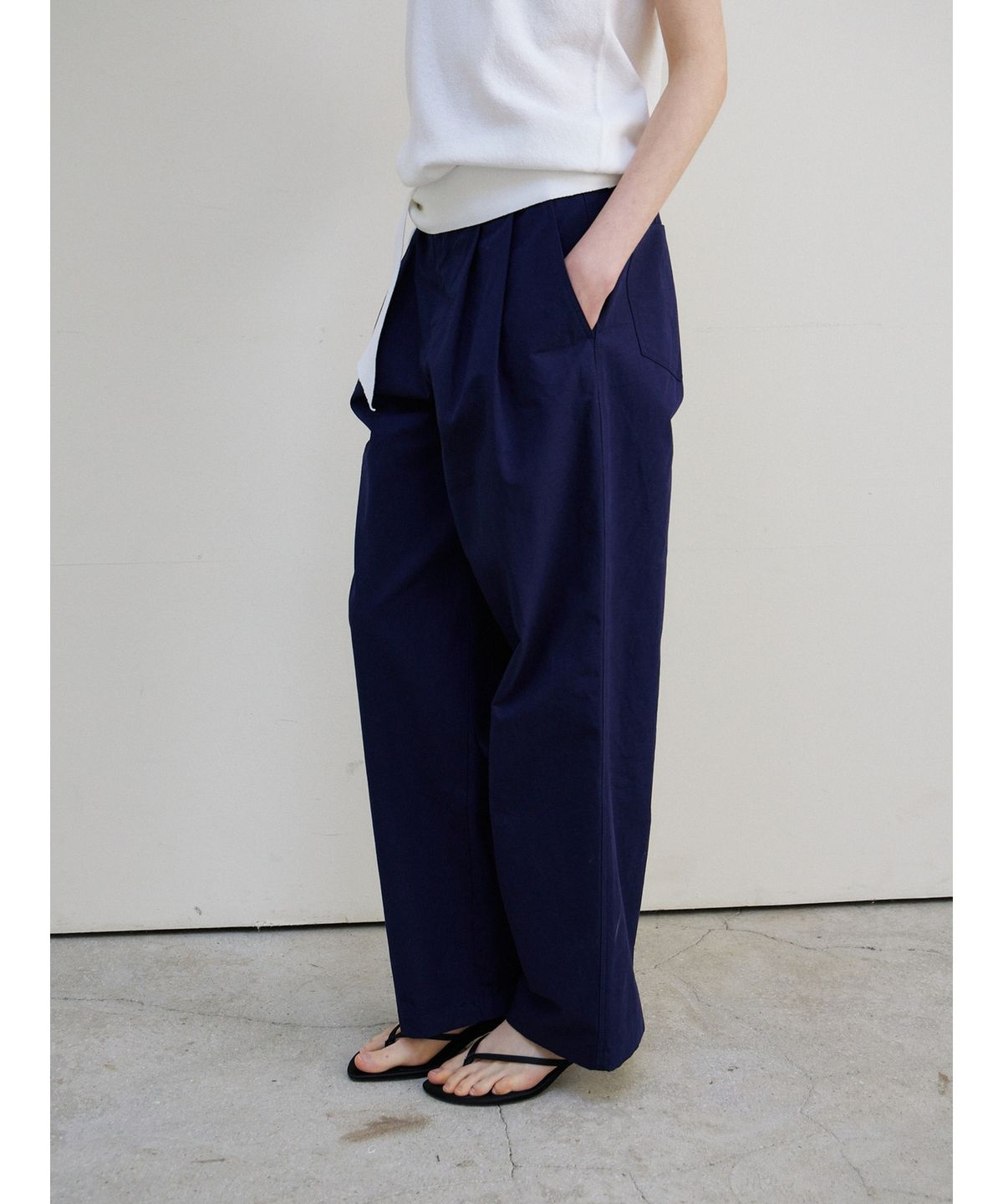닌닛(NINNIT) Two-tuck curved pants (NAVY)