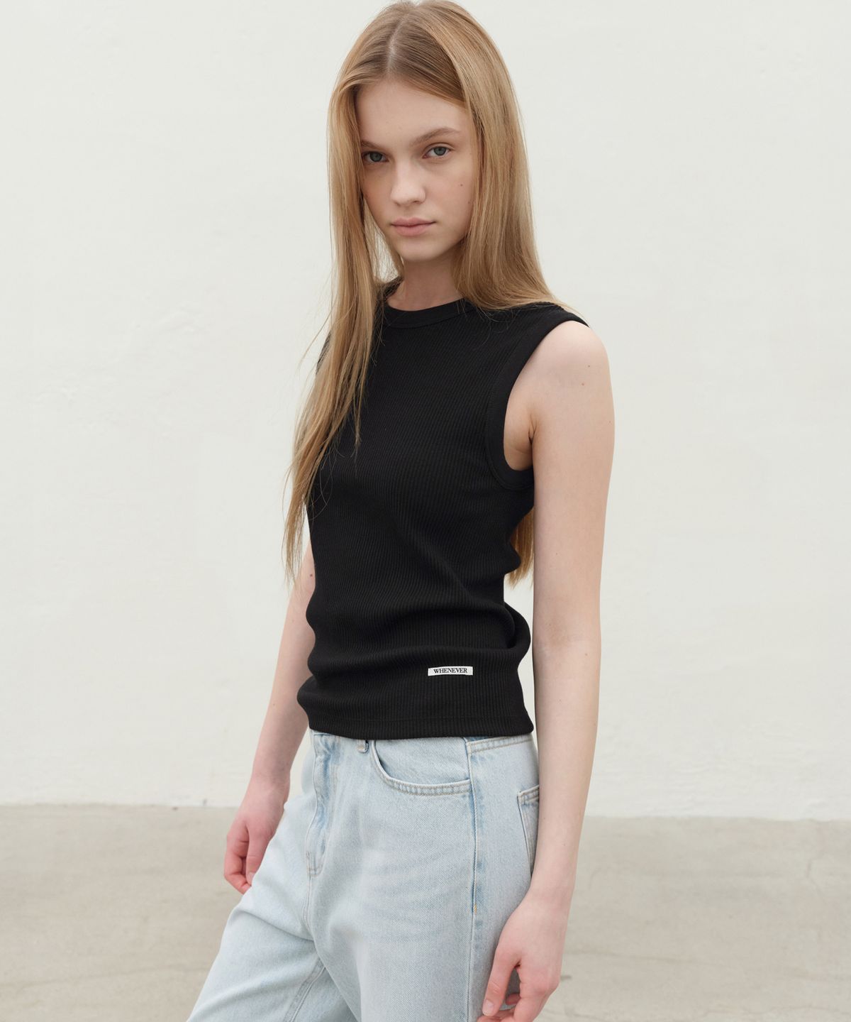르바(LEVAR) Crew-neck Sleeveless Top - Black