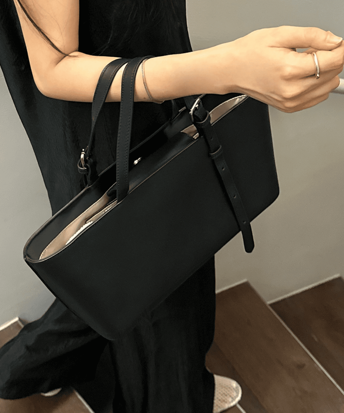 콘크리트앤캔버스(CONCRETE AND CANVAS) STRUCTURE TOTE 스트럭처 토트 - 클래식 블랙(블랙스티치)