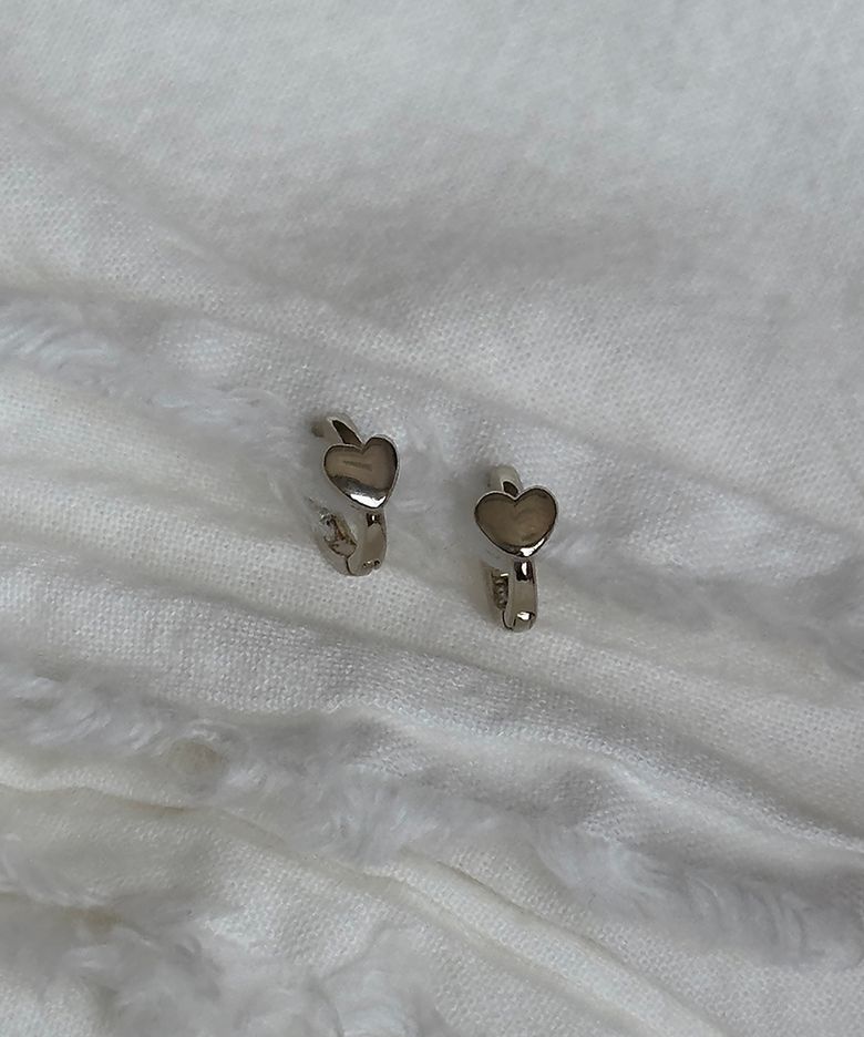 14k Petit heart earrings