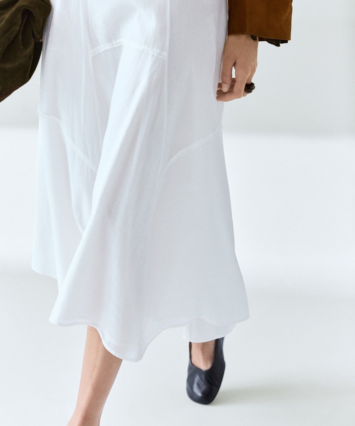 마시모두띠(MASSIMO DUTTI) 패널 디테일 플루이드 미디 스커트