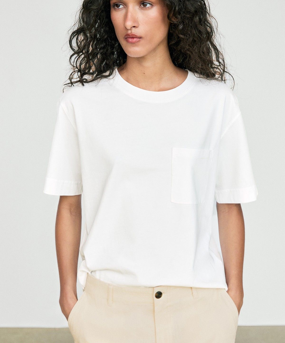 마시모두띠(MASSIMO DUTTI) 포켓 디테일 반팔 티셔츠