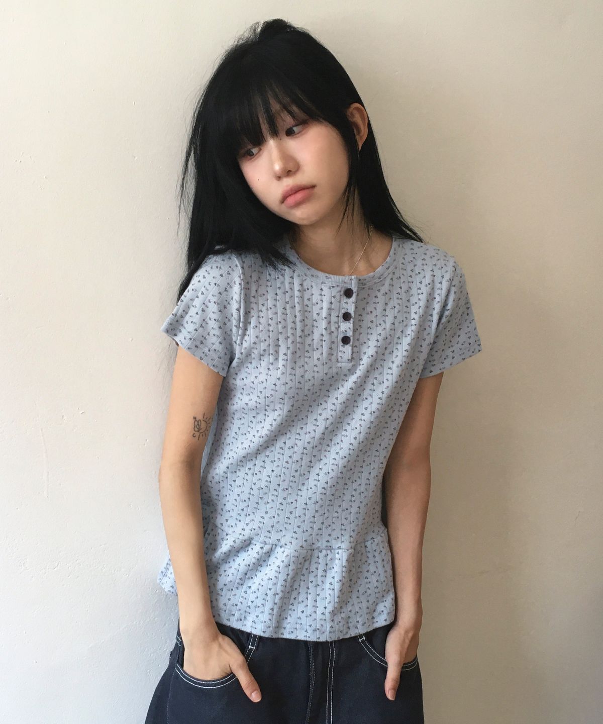 슬릭글로우(SLEEKGLOW) Flower Button Frill T-Shirt[Light Blue]