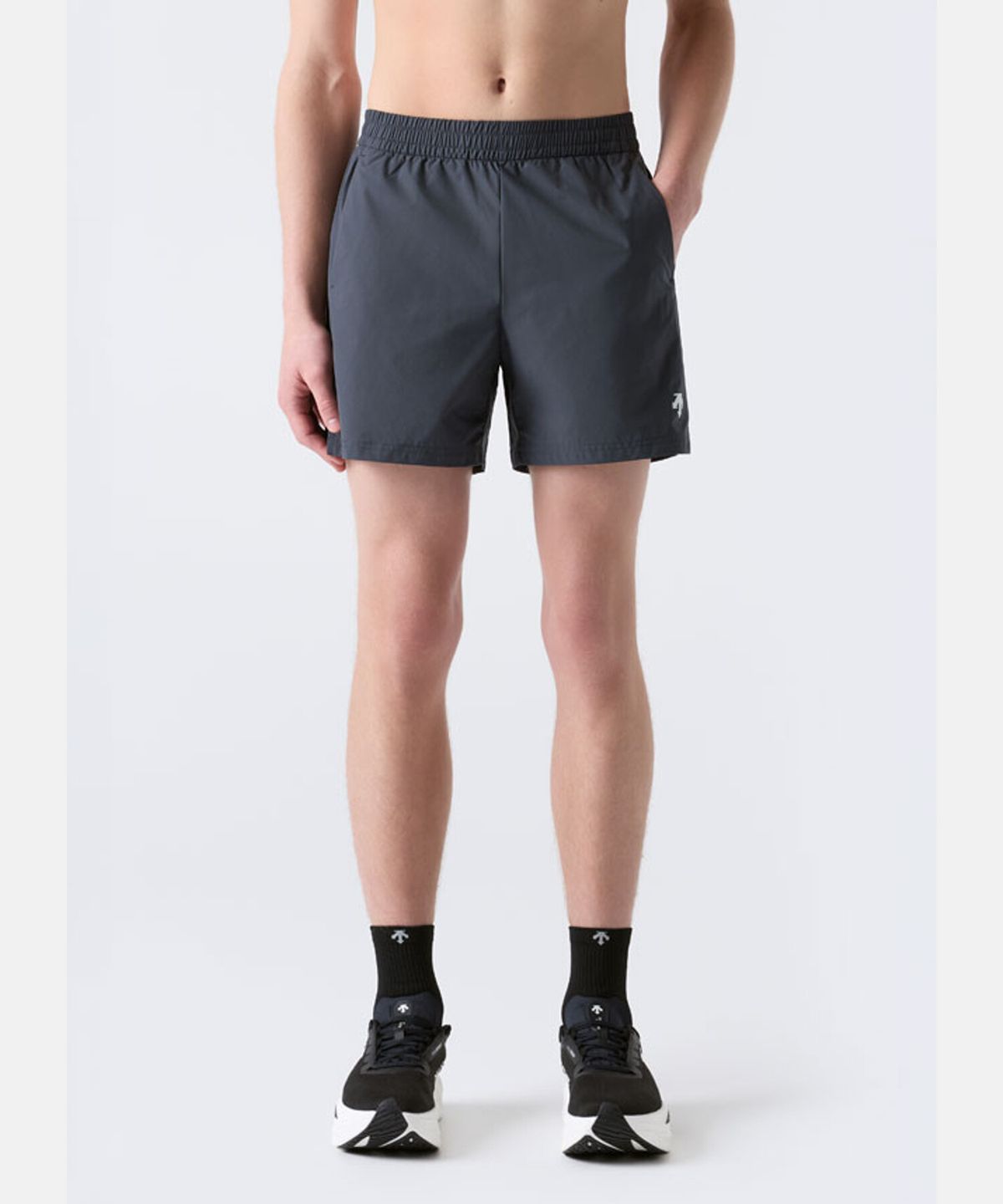데상트(DESCENTE) 에센셜 쇼츠 (남성 5인치/여성 4.5인치) 차콜 그레이 SR323RHP75