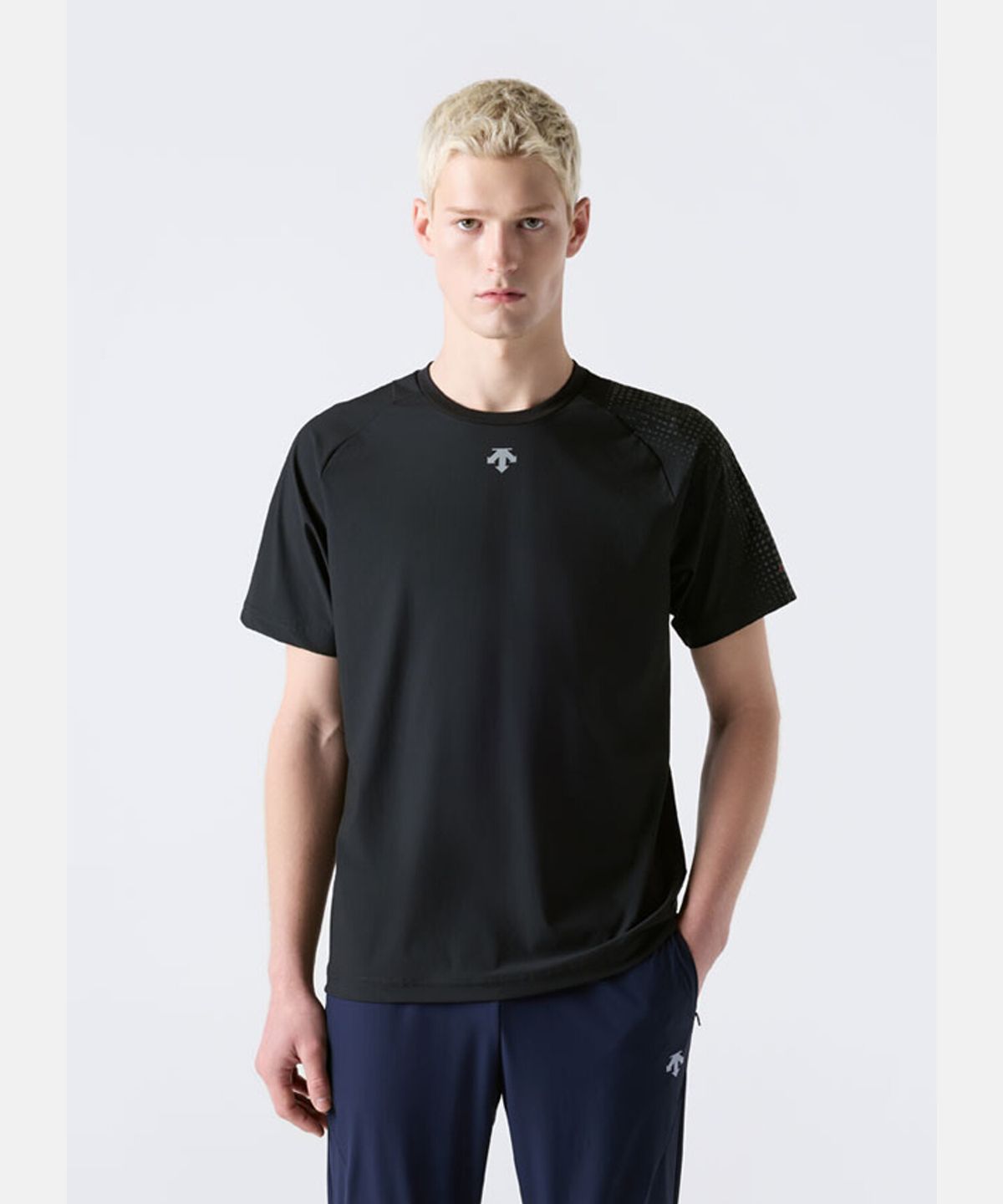 데상트(DESCENTE) 남성 쿨링 트리코트 그래픽 반팔 티셔츠 블랙 SR311TTS76