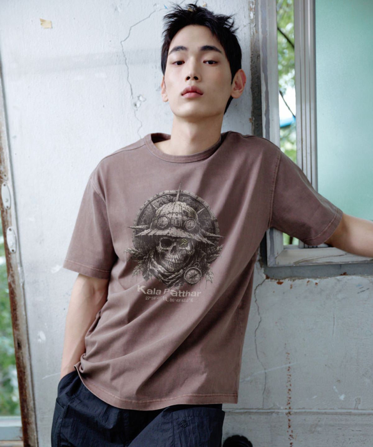 칼라파타르(KALAPATTHAR) PIGMENT SKULL EXPLORER GRAPHIC SHORT SLEEVE T-SHIRT BROWN