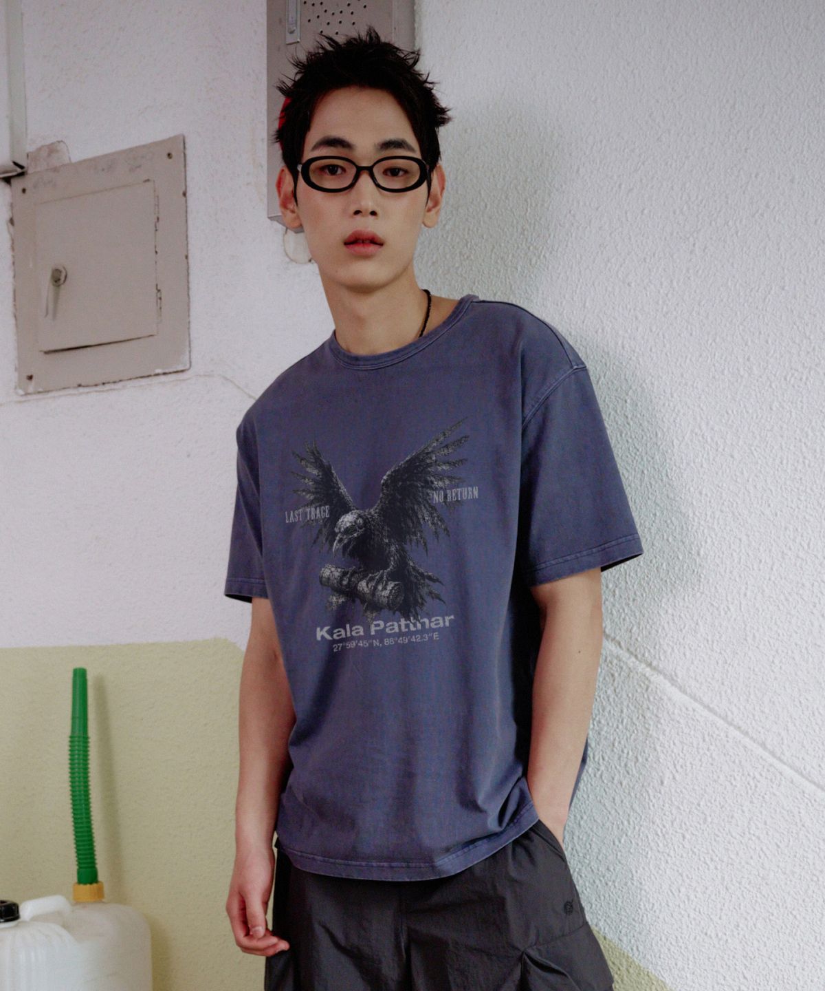 칼라파타르(KALAPATTHAR) PIGMENT GHOST CROW GRAPHIC SHORT SLEEVE T-SHIRT BLUE